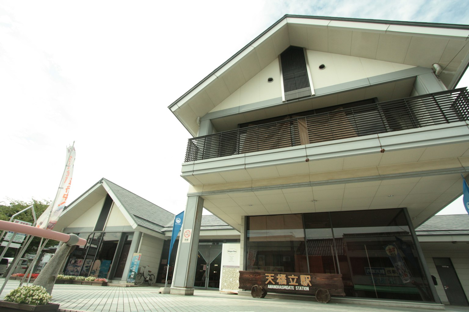 Eksterior bangunan modern dengan area parkir luas