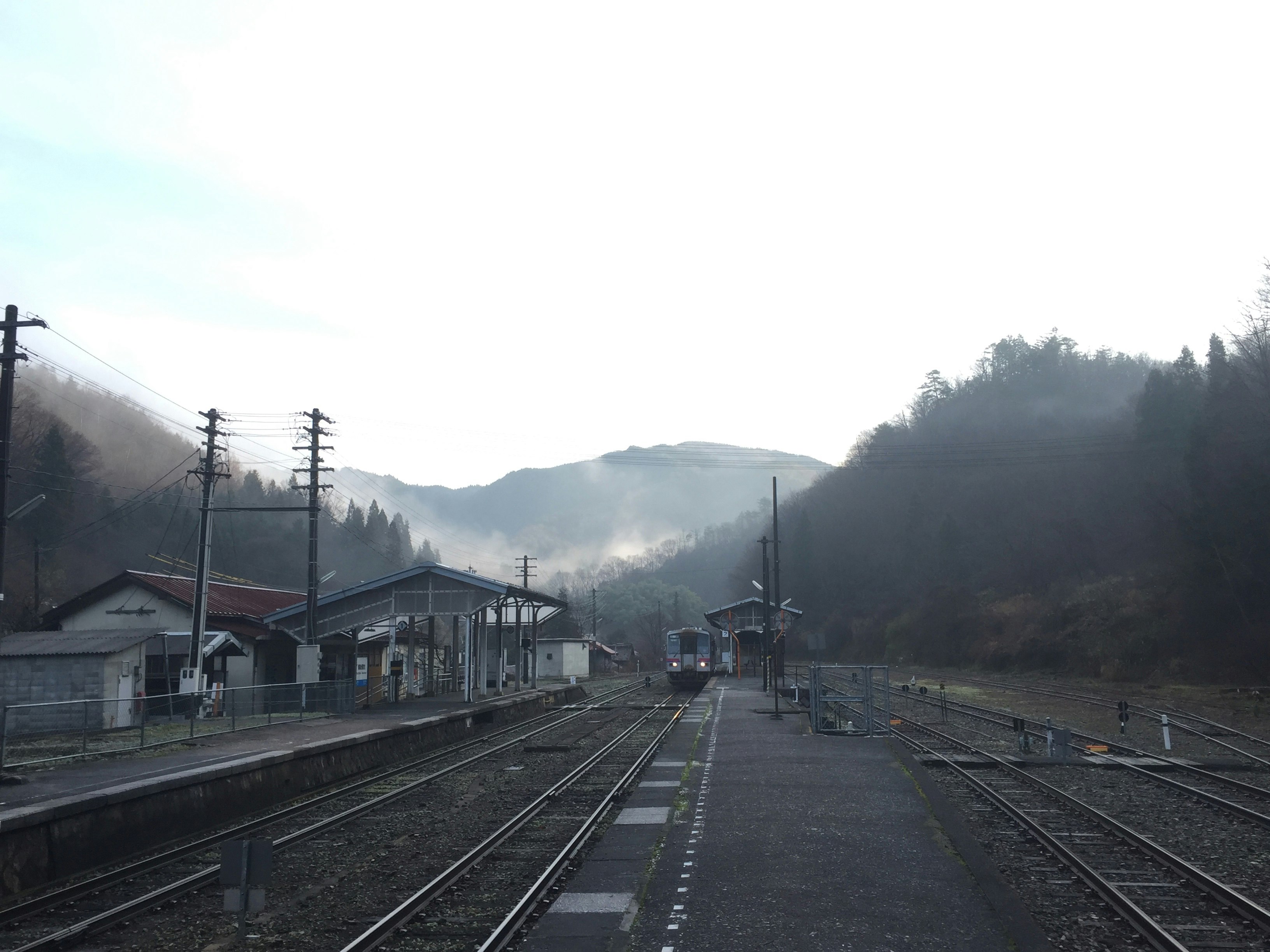 山あいの田舎の駅で線路が伸びる風景