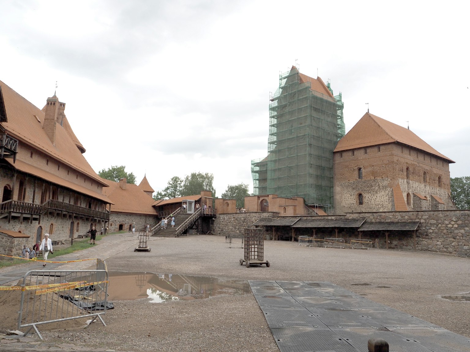Mittelalterliche Burg in Renovierung mit umliegendem Innenhof