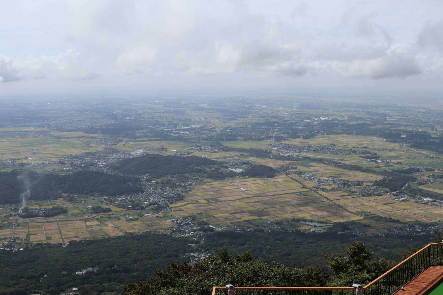 Pemandangan luas dari puncak gunung dengan langit mendung