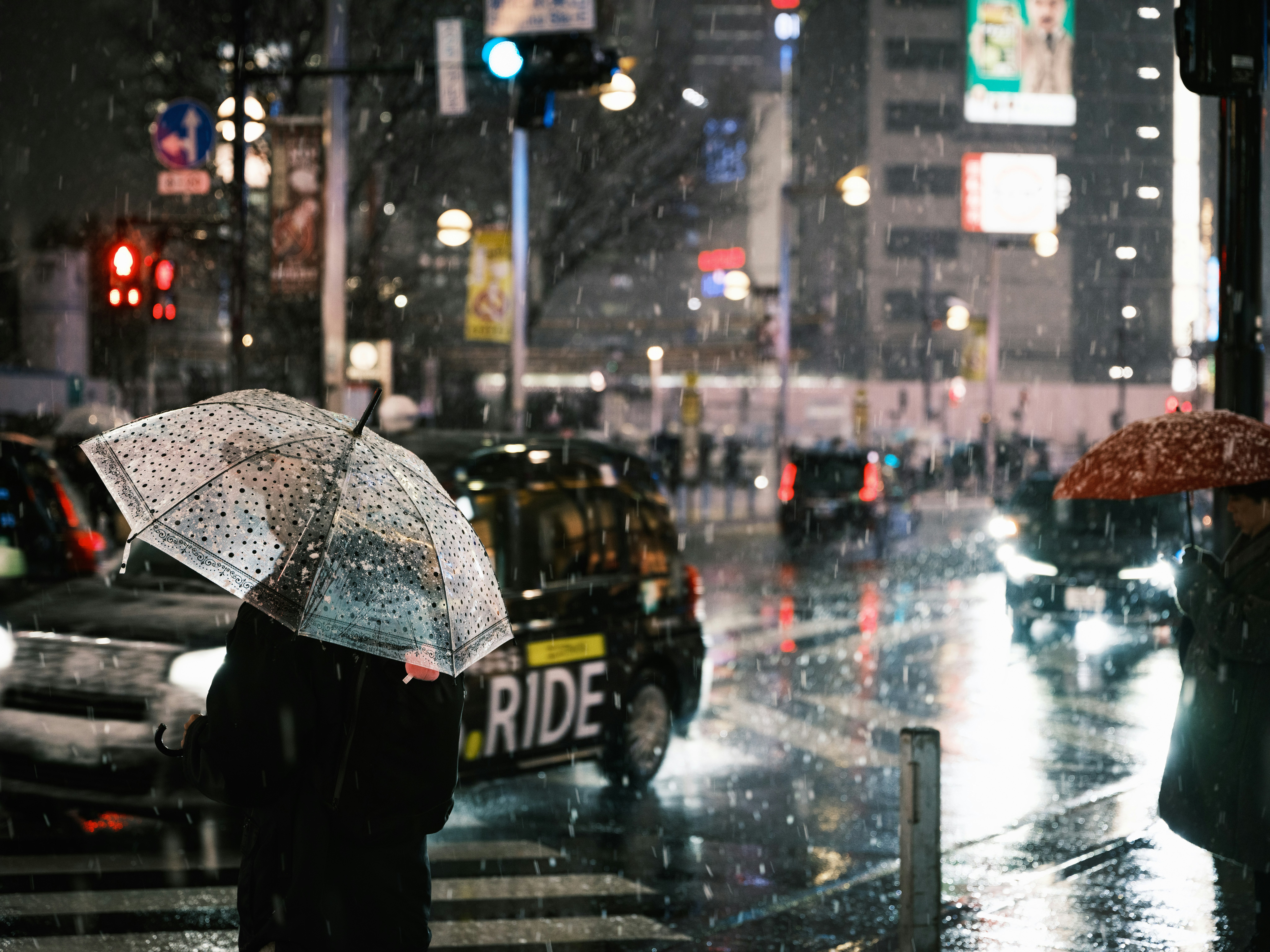 雨中的银座街景，行人撑伞