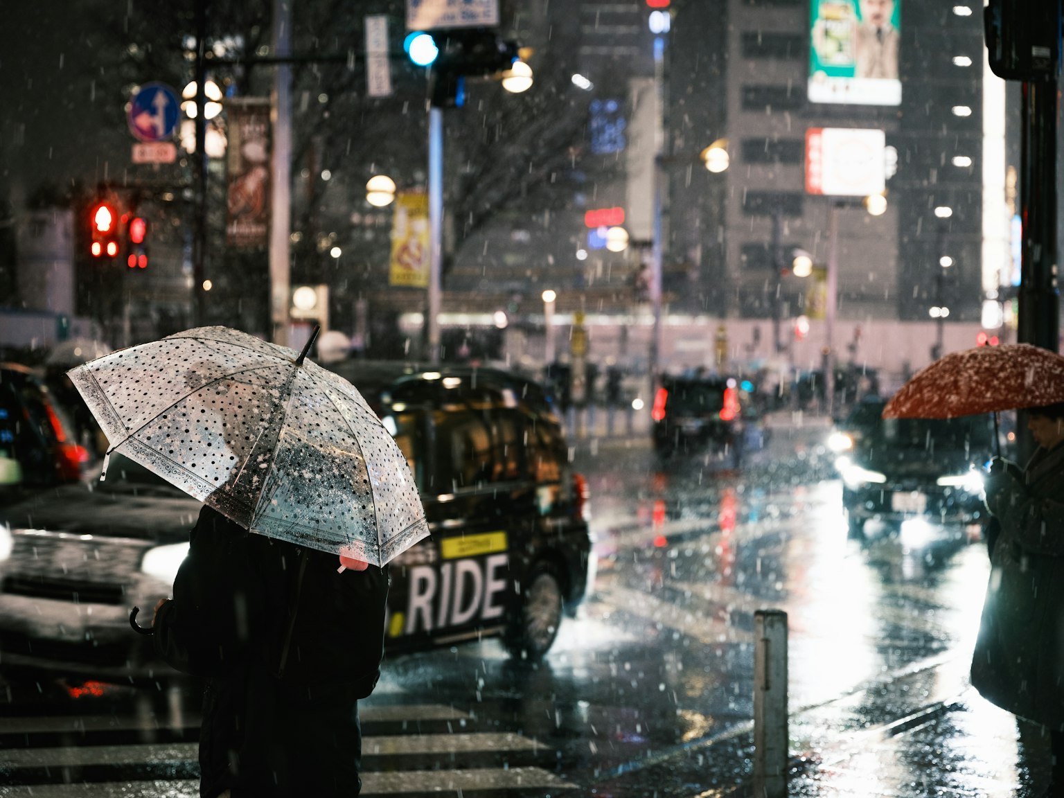 Scène nocturne de Tokyo avec une personne tenant un parapluie sous la pluie et un taxi