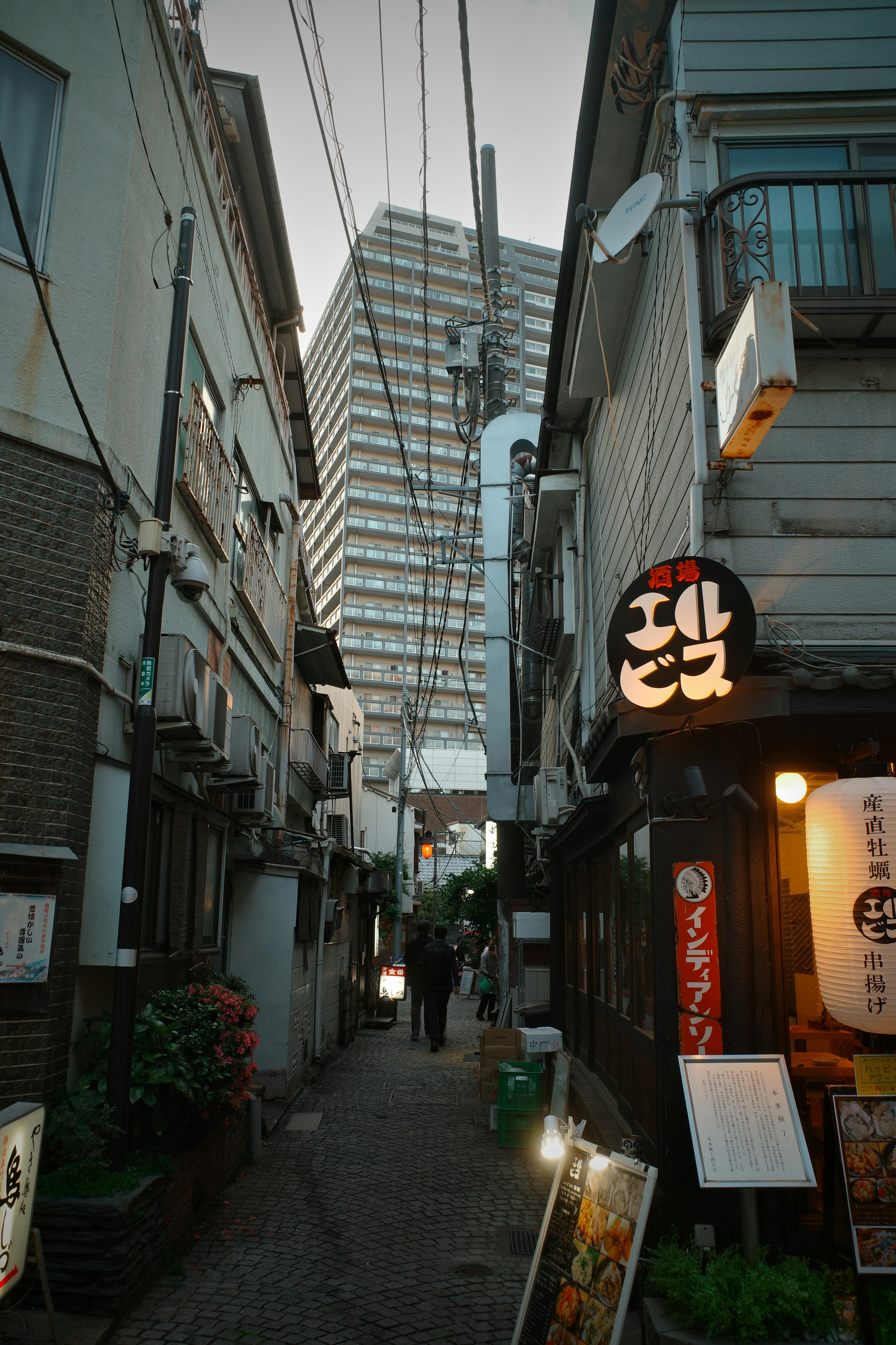 狭窄商业街巷与远处高楼建筑景