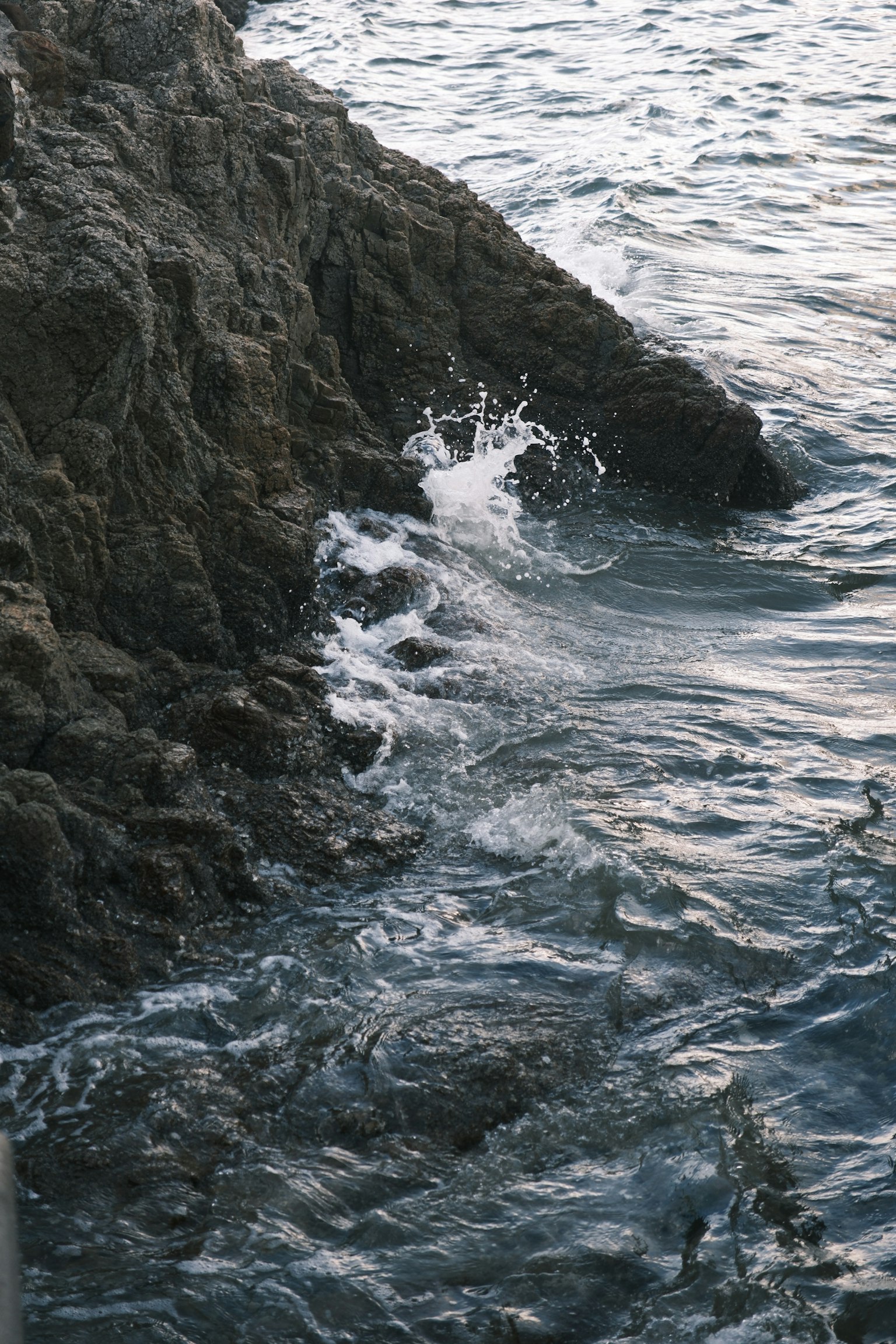 Olas rompiendo contra una costa rocosa