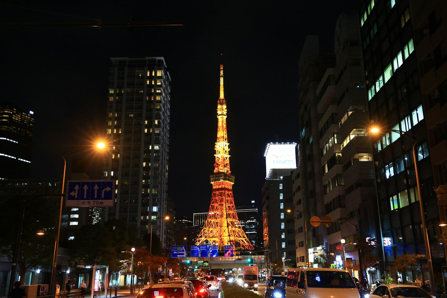 Tháp Tokyo được chiếu sáng vào ban đêm với đường chân trời thành phố