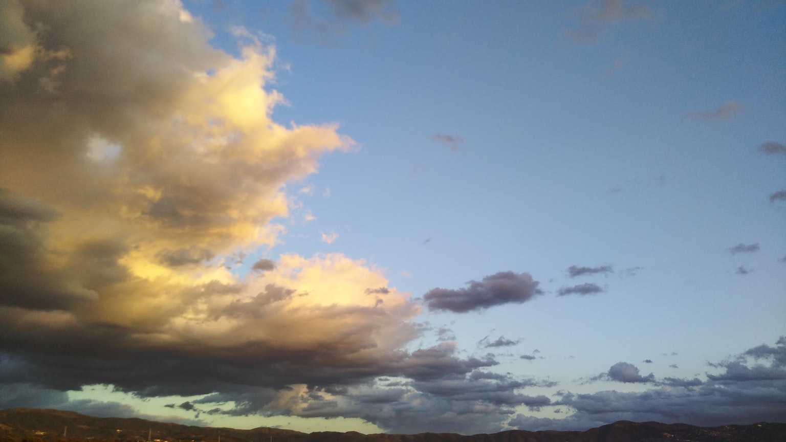 Ciel bleu avec des nuages colorés