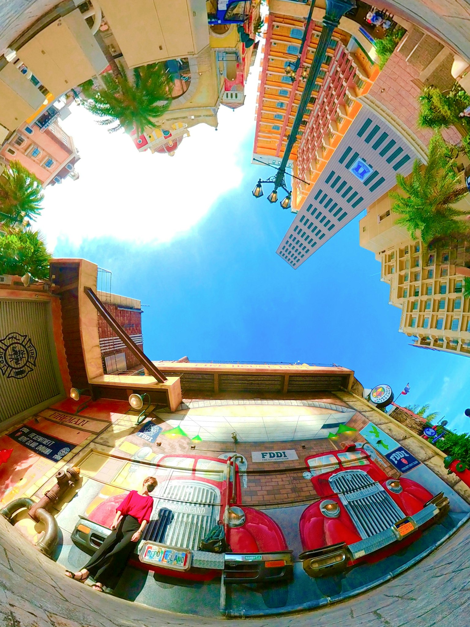 Edifici colorati e cielo blu in una vista panoramica di strada