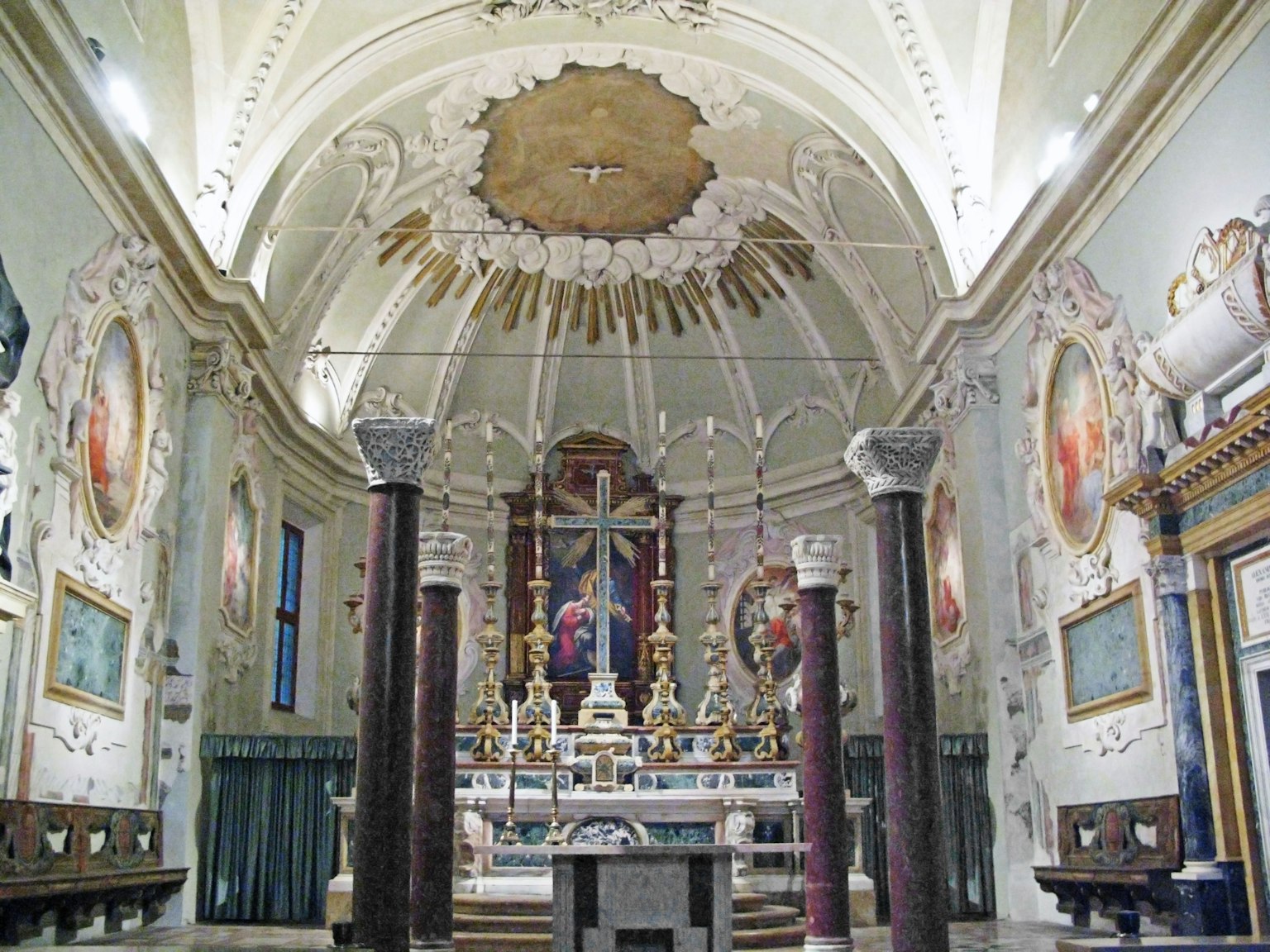 Interior de una iglesia bellamente decorada con un gran techo y esculturas intrincadas