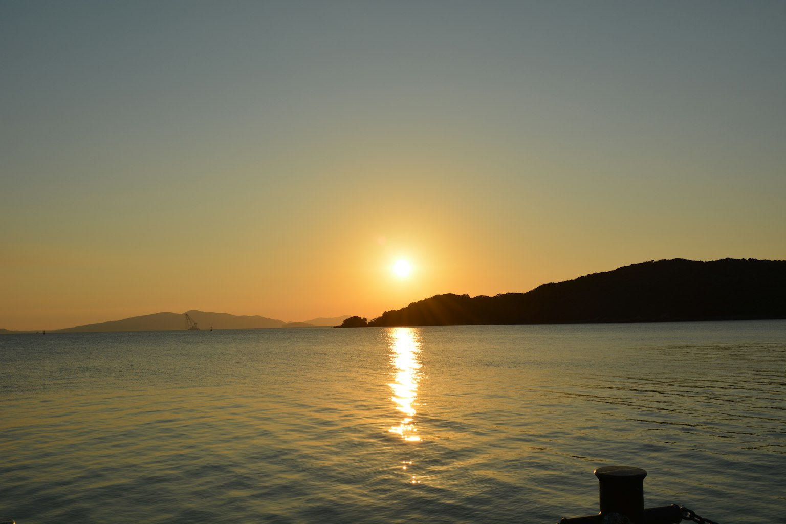 Un beau coucher de soleil sur la mer calme