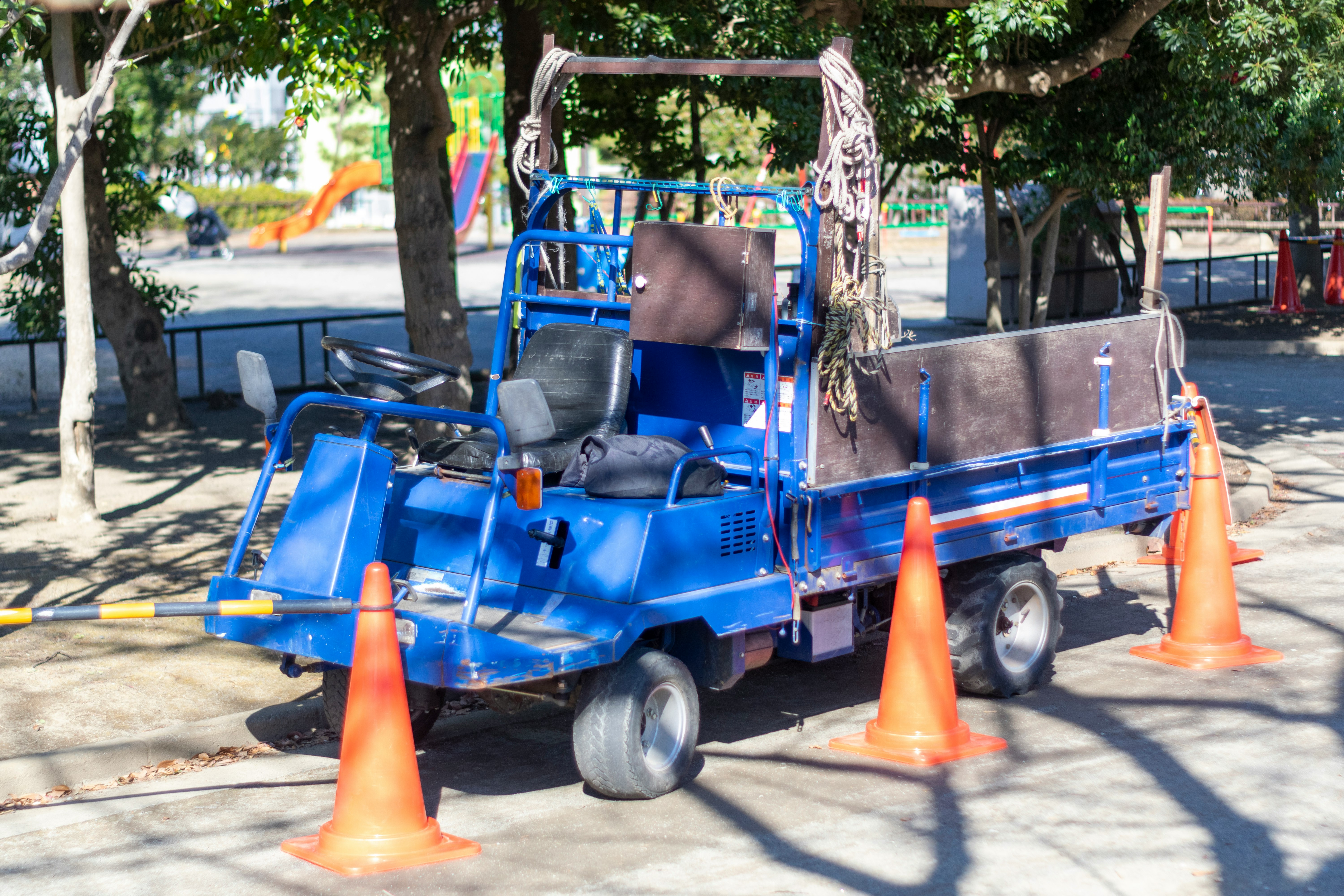 擺放橘色路錐的藍色遊樂車