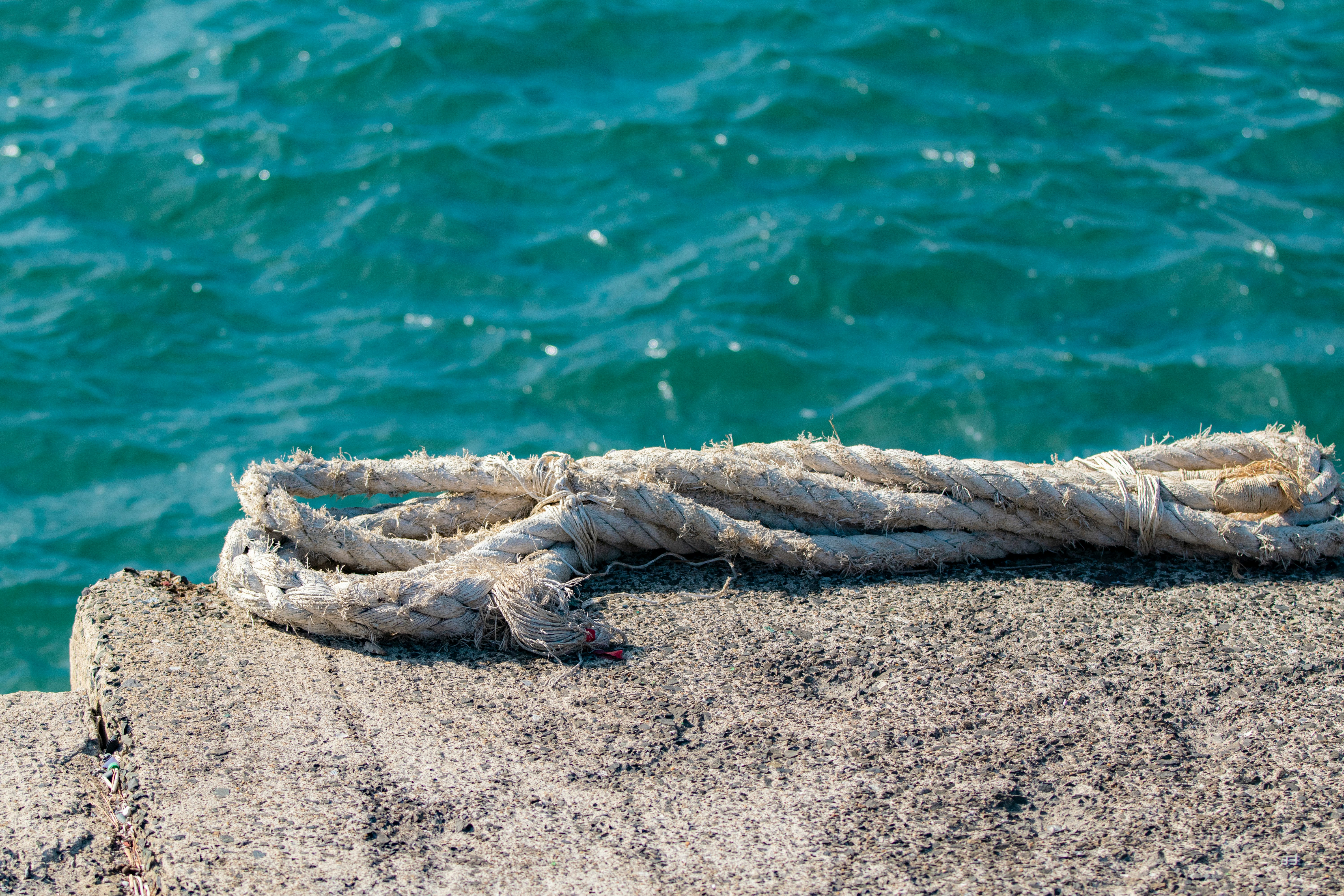 Seil auf einer Betonmauer am Meer