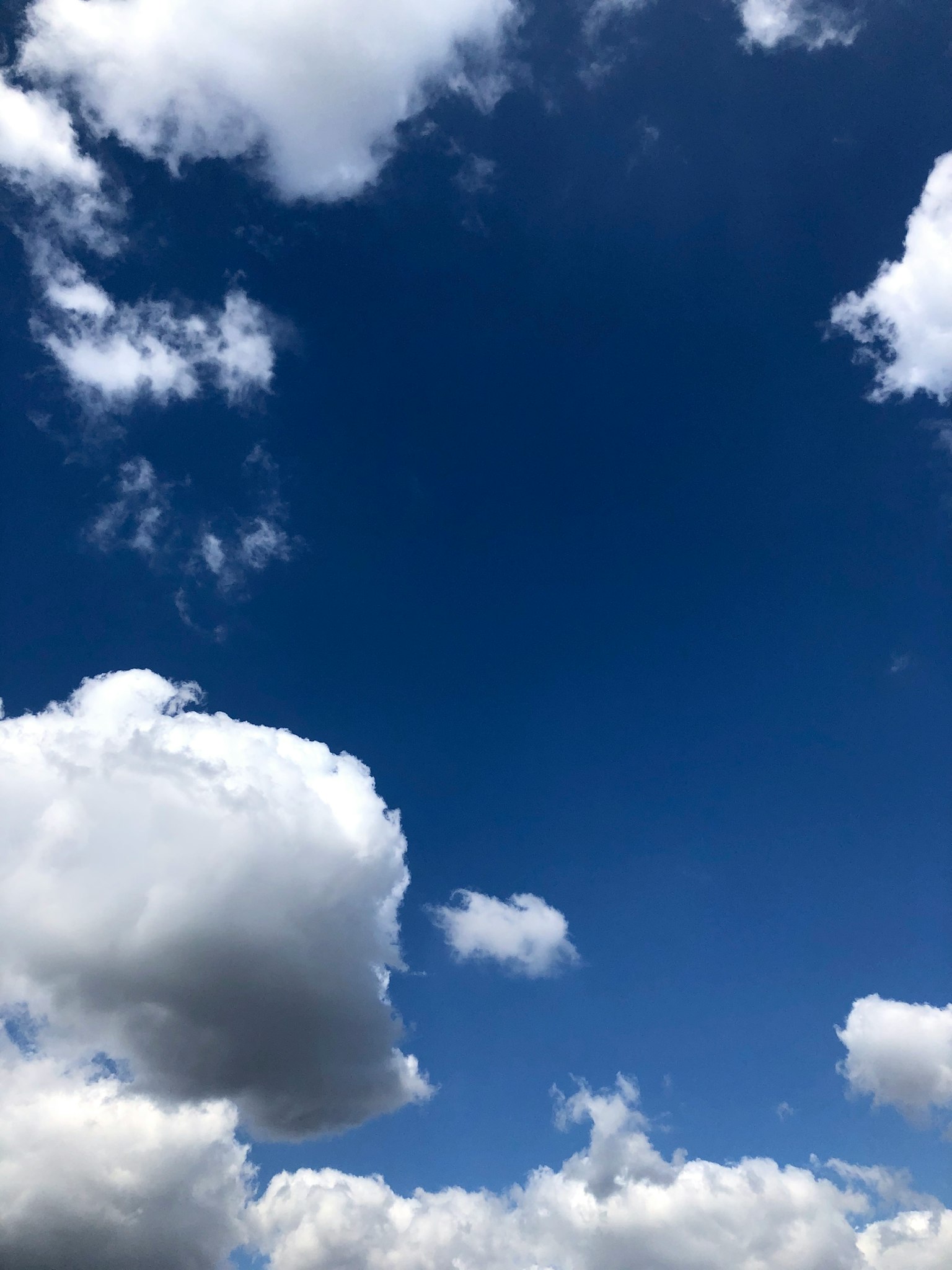 Ein blauer Himmel mit fluffigen weißen Wolken