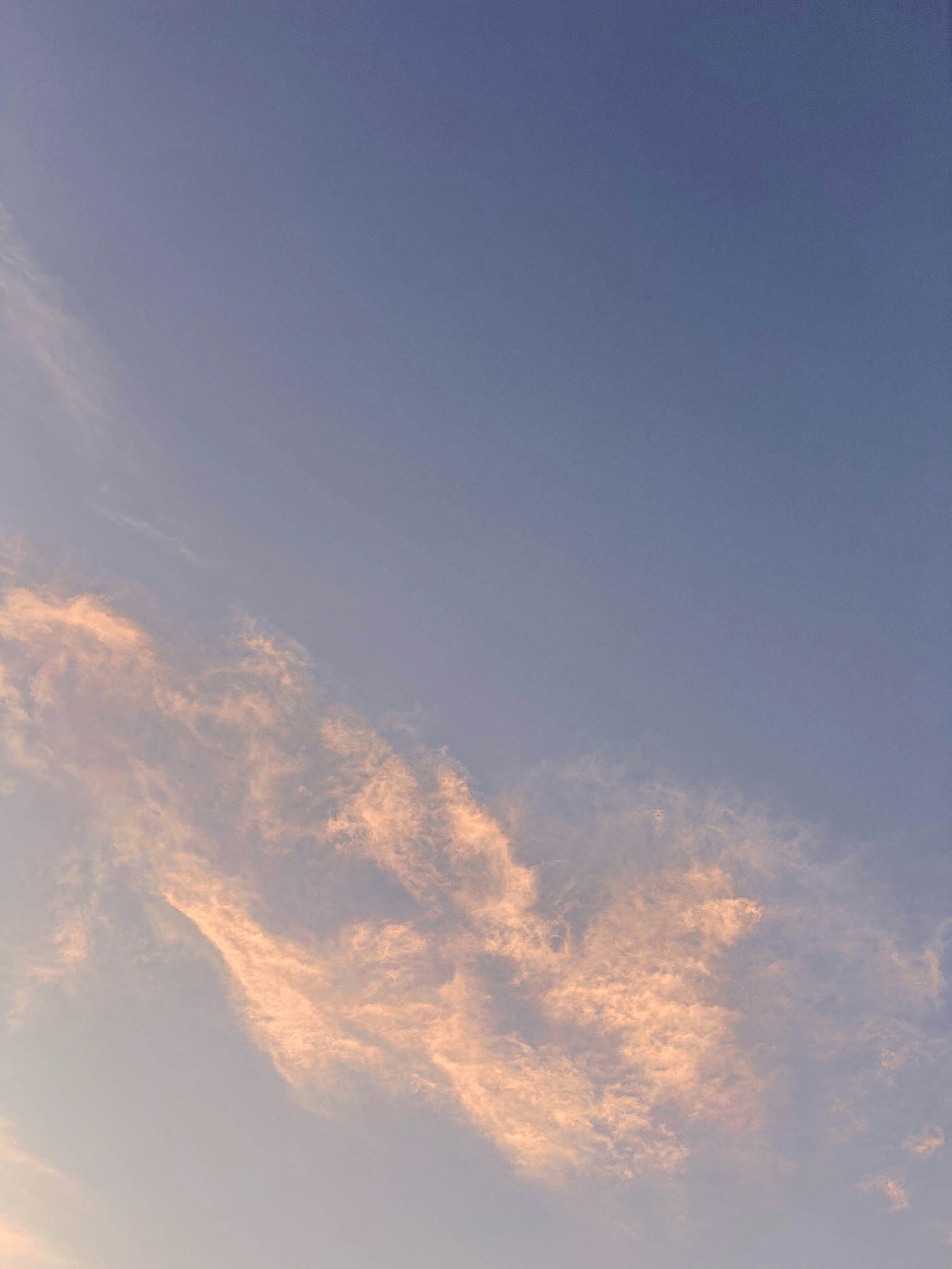 夏の夕空に広がる雲のグラデーション