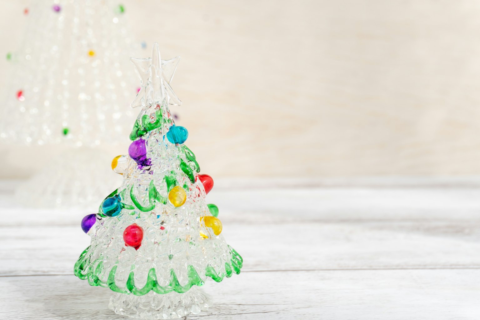 Albero di Natale trasparente decorato con colori vivaci