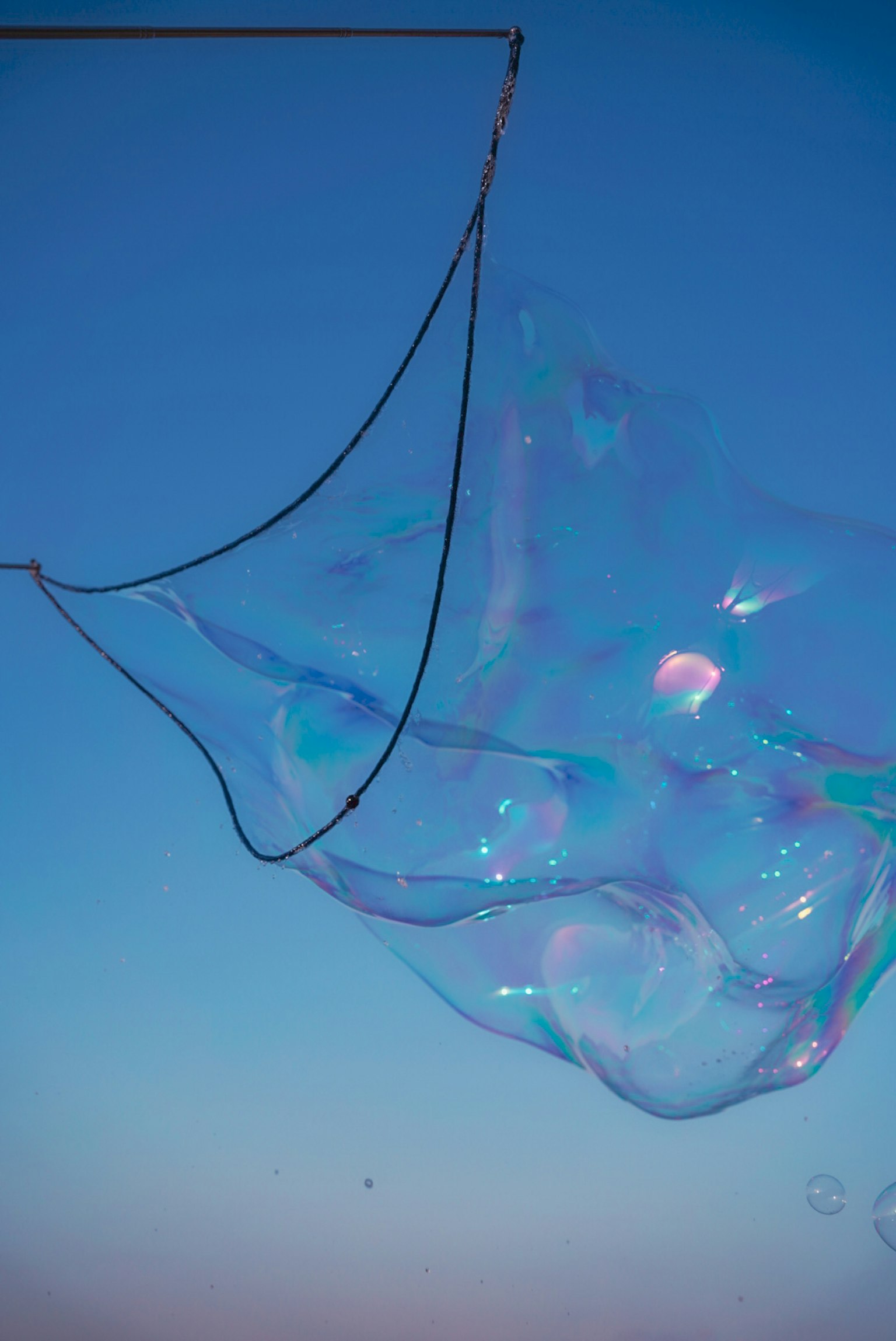 Eine große Seifenblase schwebt im blauen Himmel
