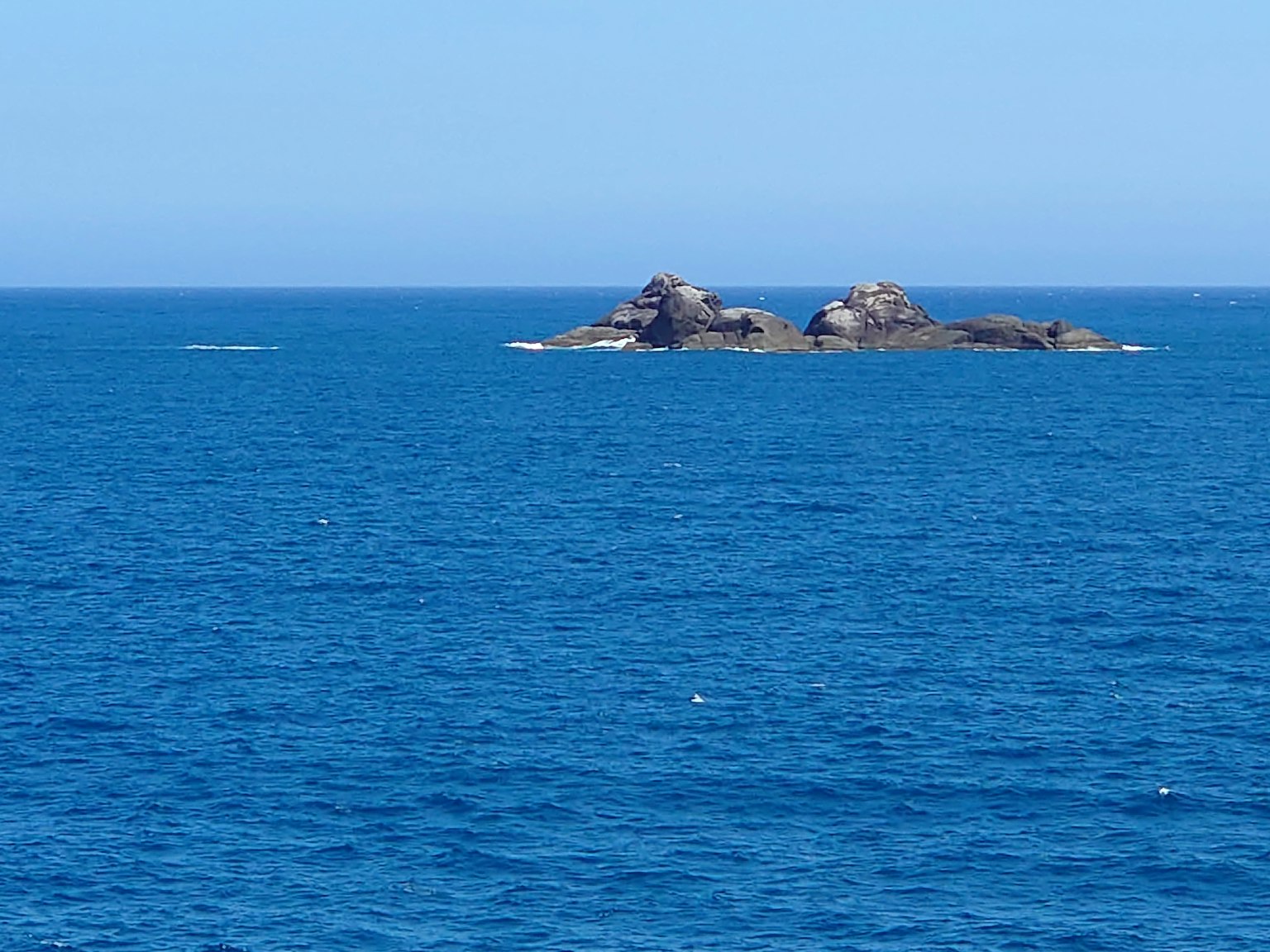Una piccola isola rocciosa nel mare blu