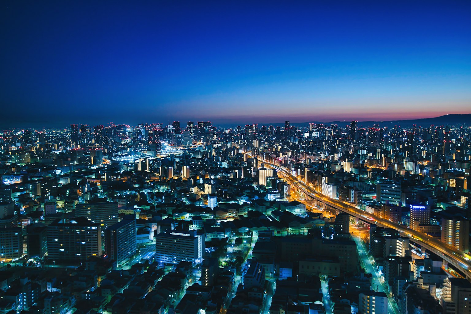 夜间城市全景视图，高楼大厦和城市灯光