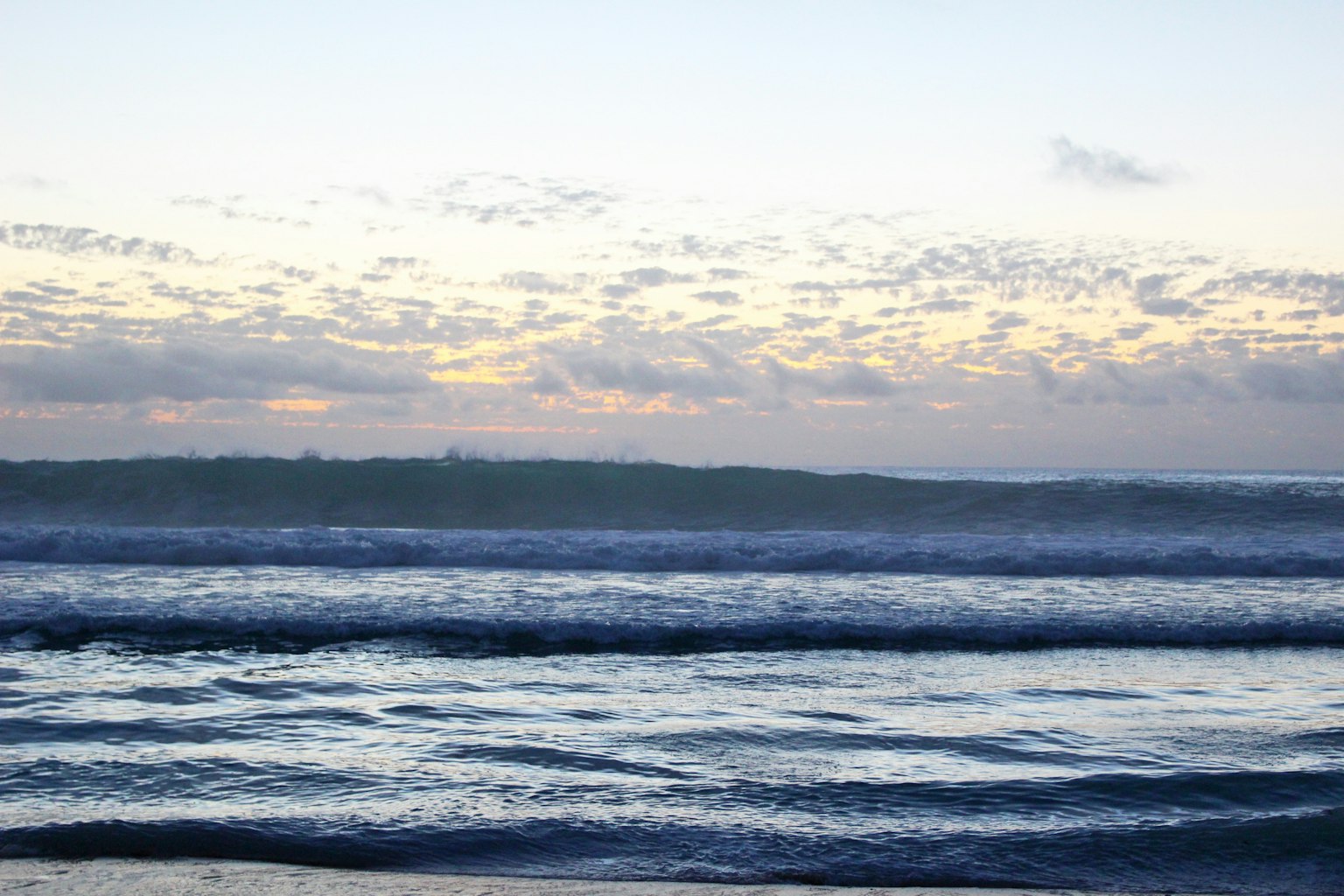 Bellissimo paesaggio al tramonto con oceano blu e cielo