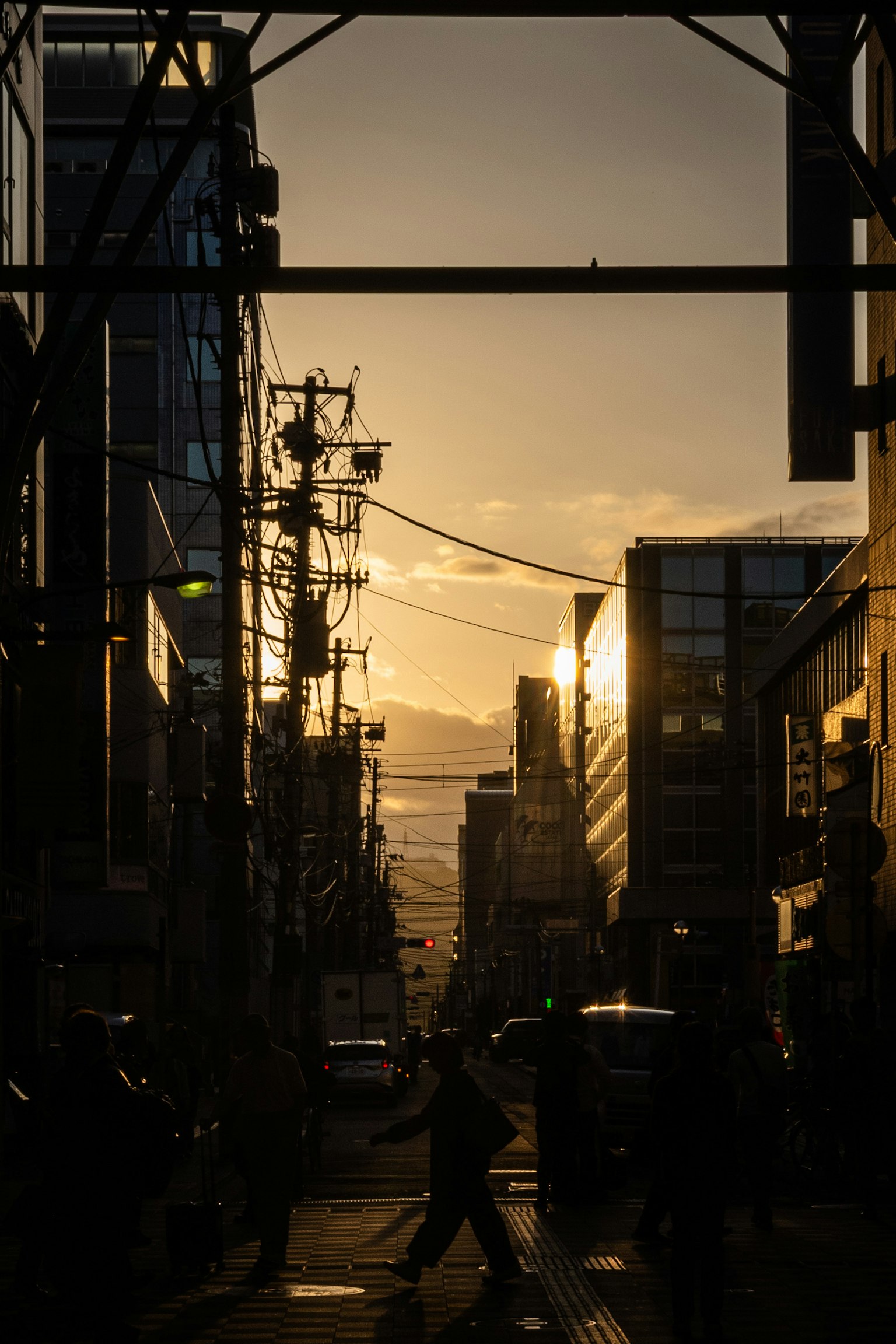 黄昏时的城市风景 人们过马路 建筑和电线的轮廓