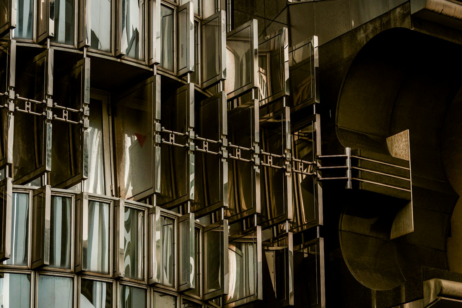 Façade d'un bâtiment moderne avec des fenêtres et des structures métalliques