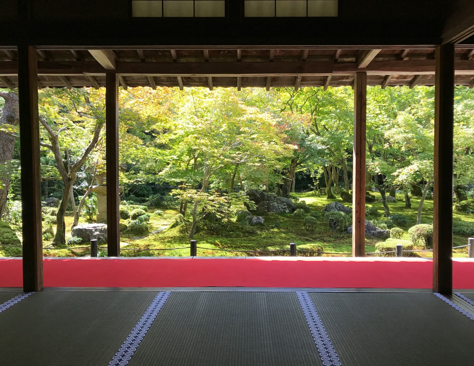 Vista desde una habitación japonesa tradicional hacia un hermoso jardín