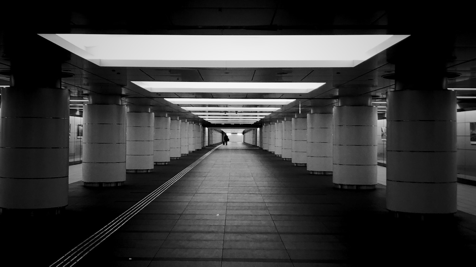 Lorong bawah tanah monokrom dengan panjang dan pencahayaan terang