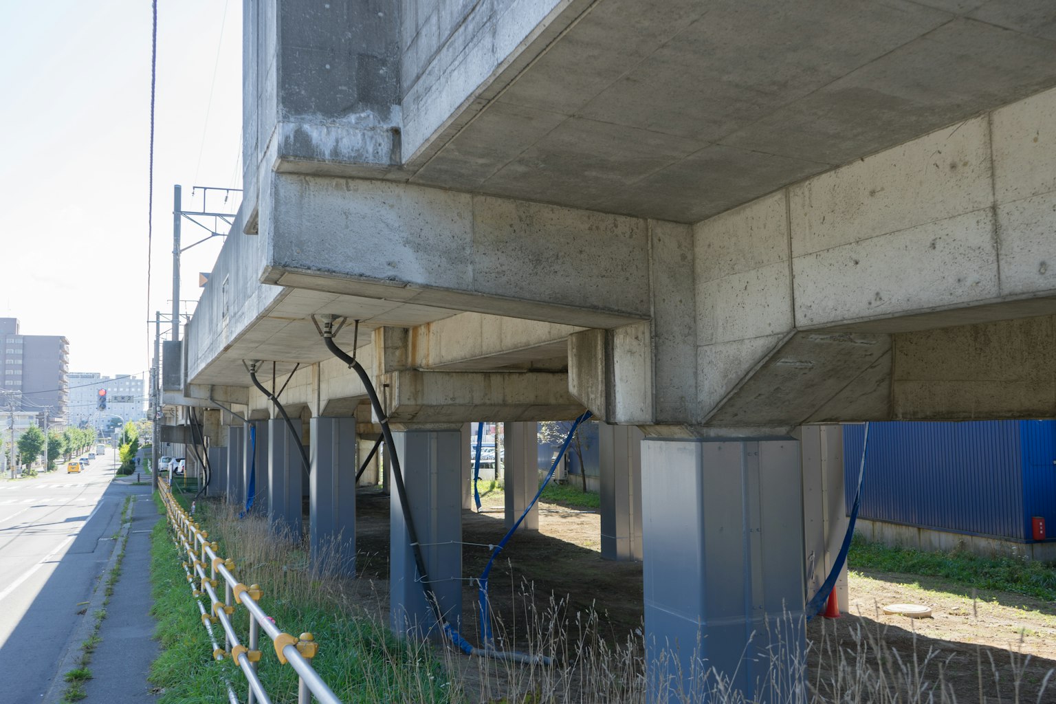 Ansicht der Unterseite und der Säulen einer Betonbrücke