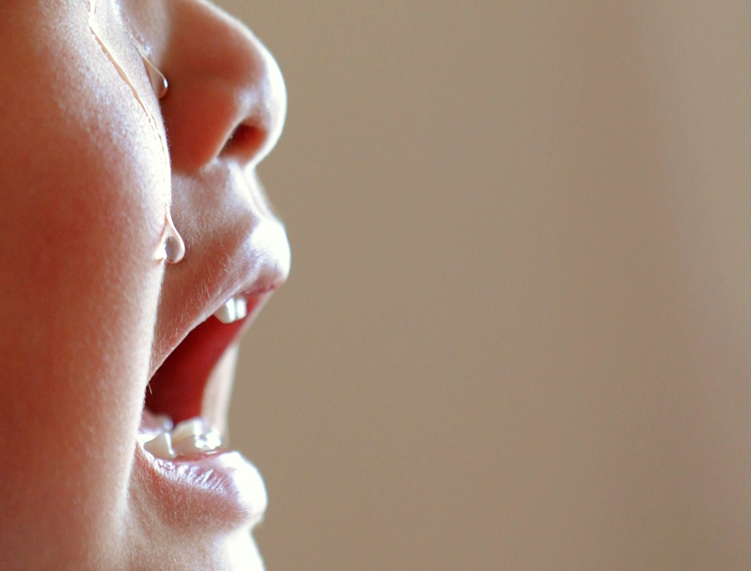 Profil d'un enfant qui pleure avec une larme coulant sur sa joue