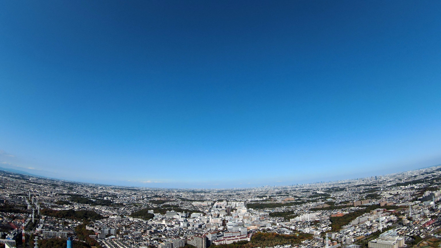Pemandangan panorama kota di bawah langit biru yang cerah