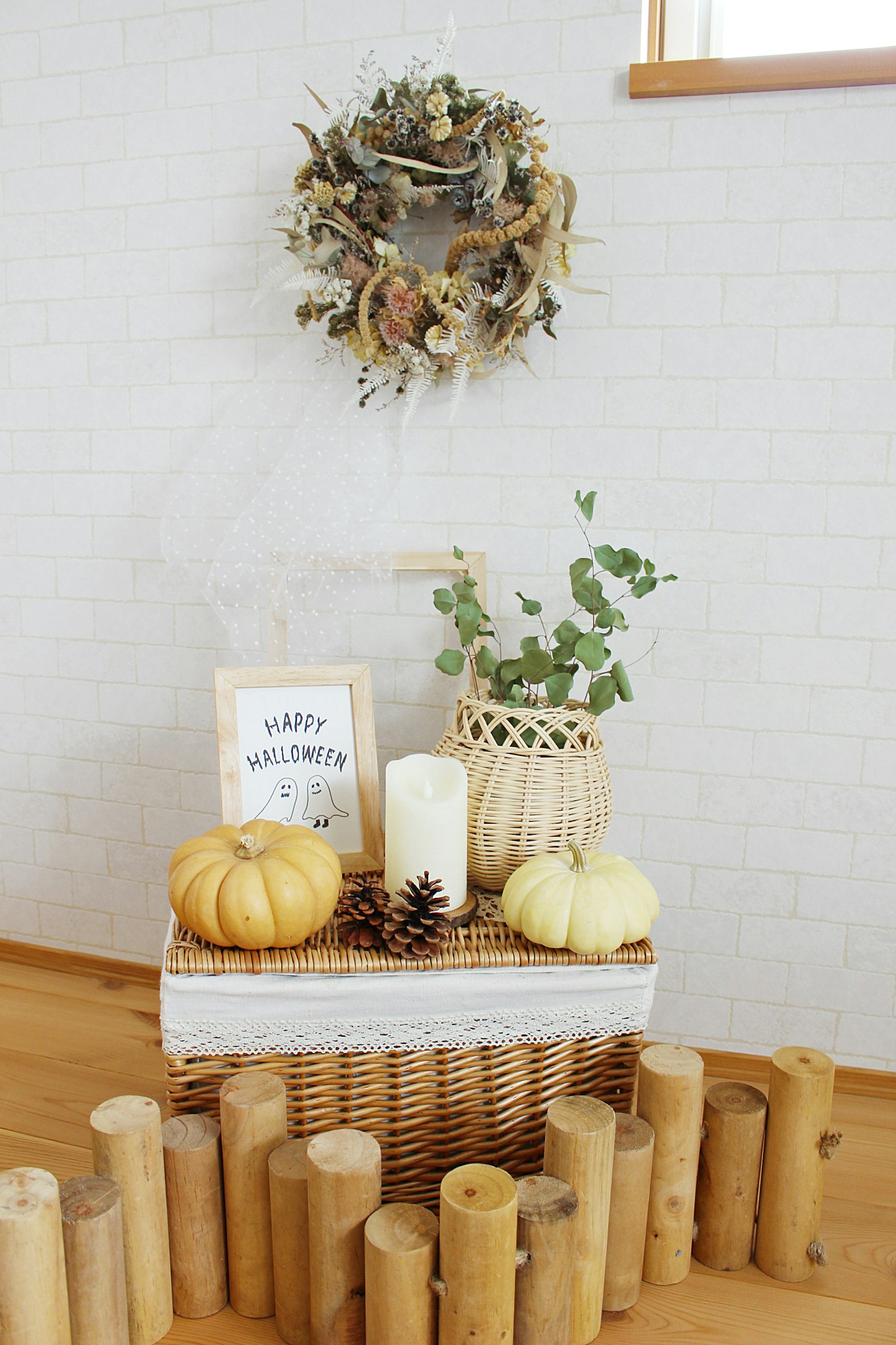 Décor d'automne avec des citrouilles et une bougie sur une table