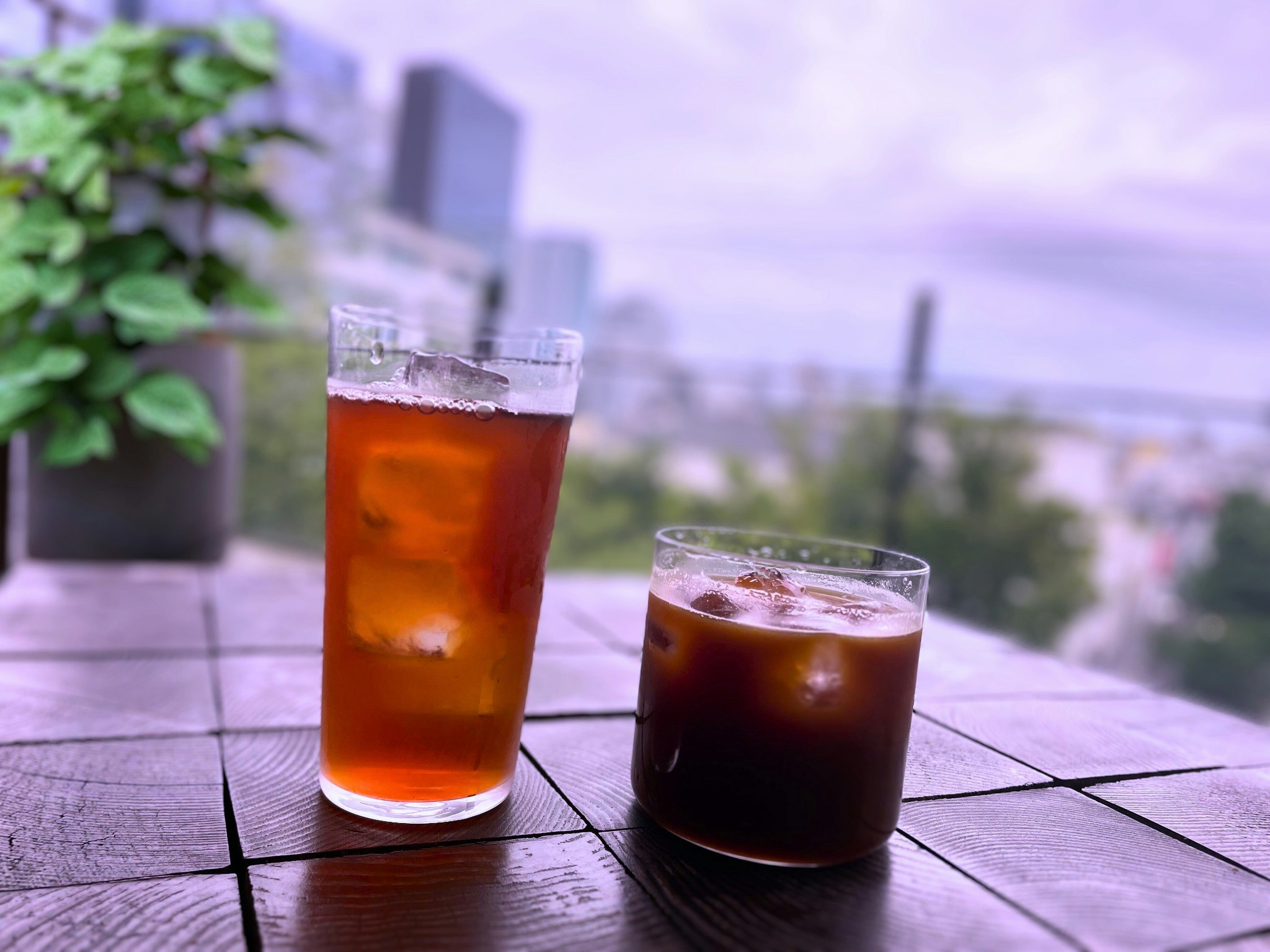 Gelas kopi es dan teh es di teras gambar