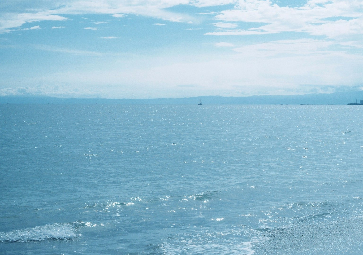 Paesaggio sereno dell'oceano blu e del cielo con onde leggere