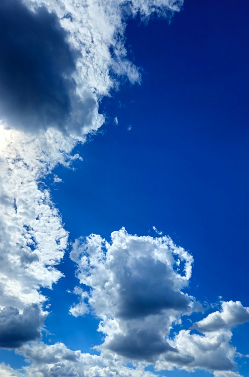 青空に浮かぶ大きな雲の空景