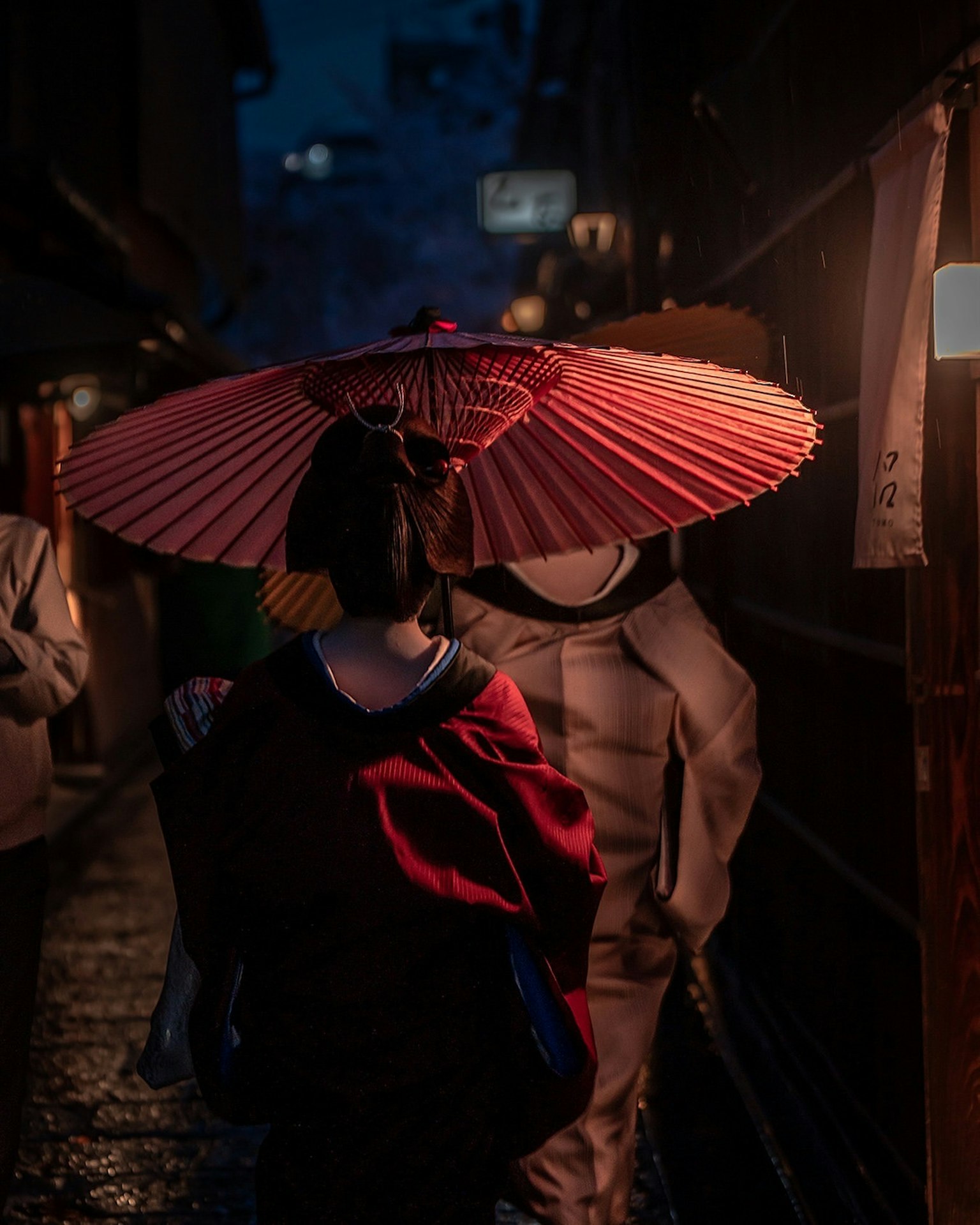 夜間走路的女人手持紅傘