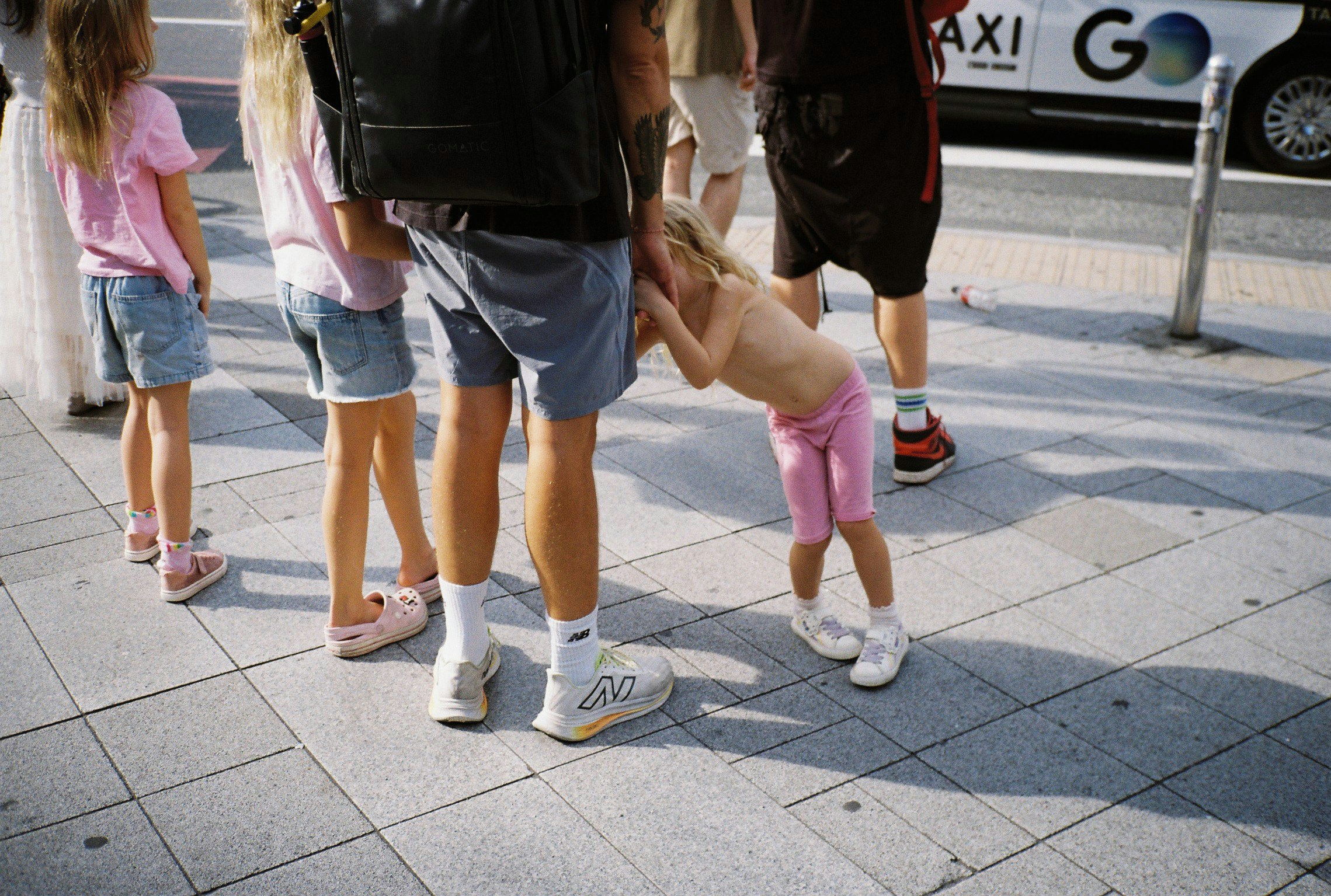 路上で手をつなぐ子どもと大人の家族