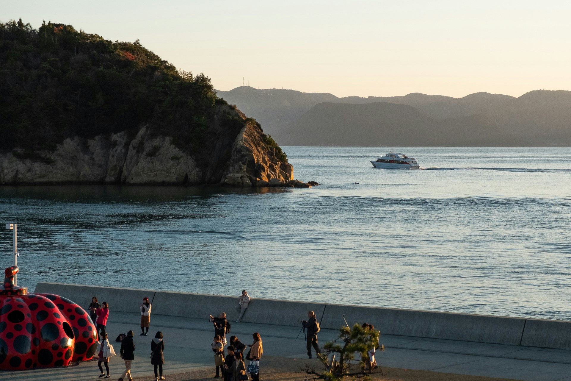 直島の海辺の遊歩道と岩礁のある海景