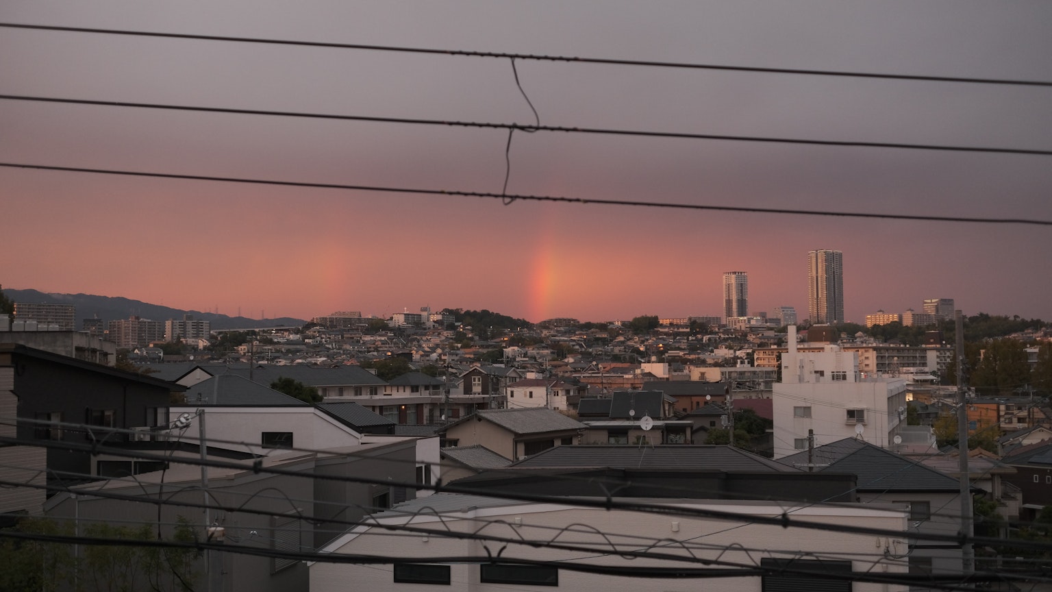 Paesaggio urbano con edifici e case sotto un cielo al tramonto