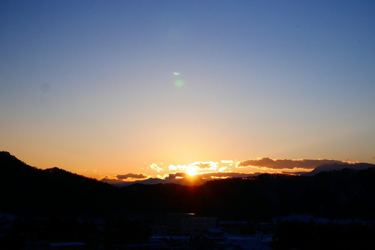 Schöner Sonnenuntergang sichtbar zwischen den Bergen