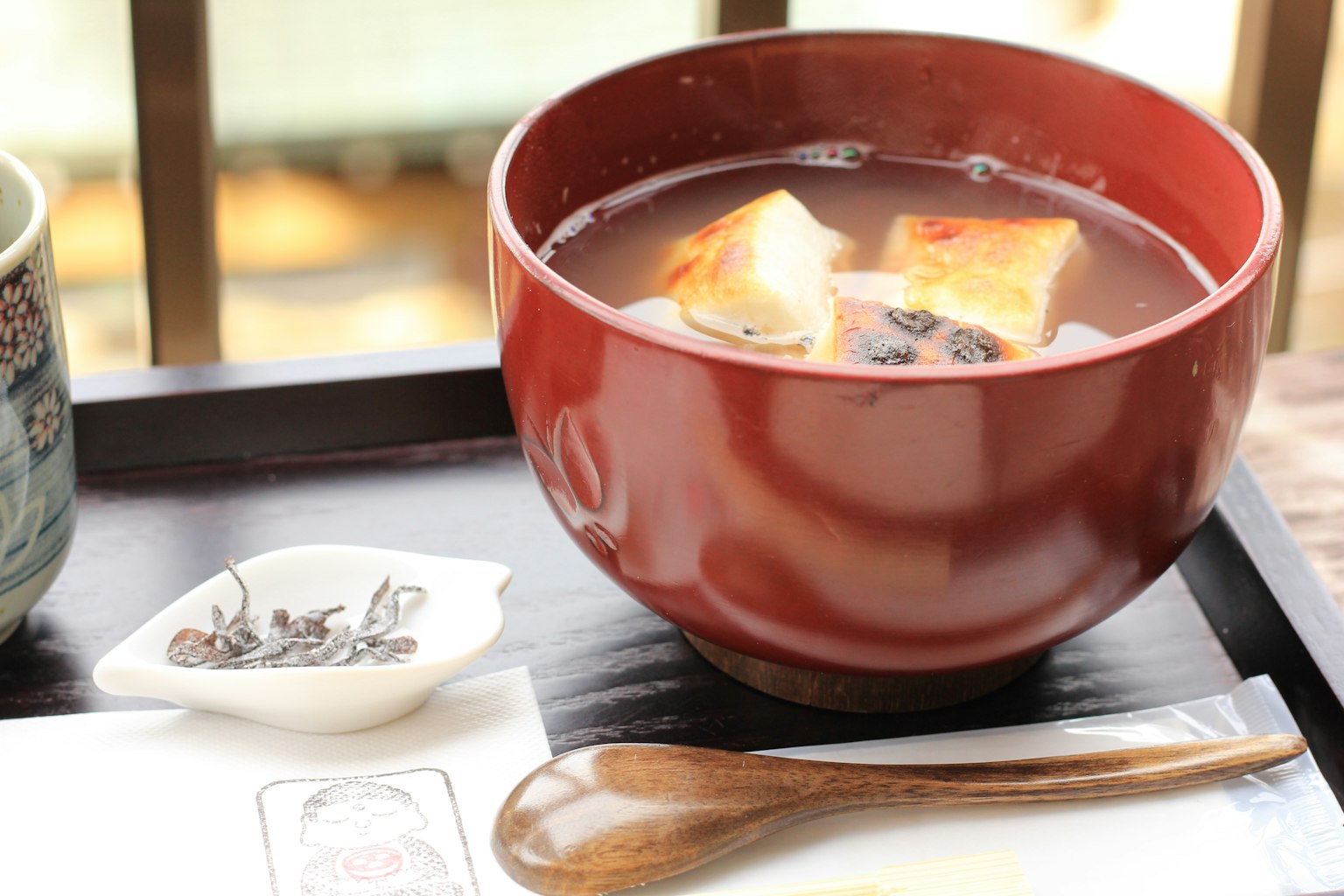 红碗里的甜红豆汤和木勺
