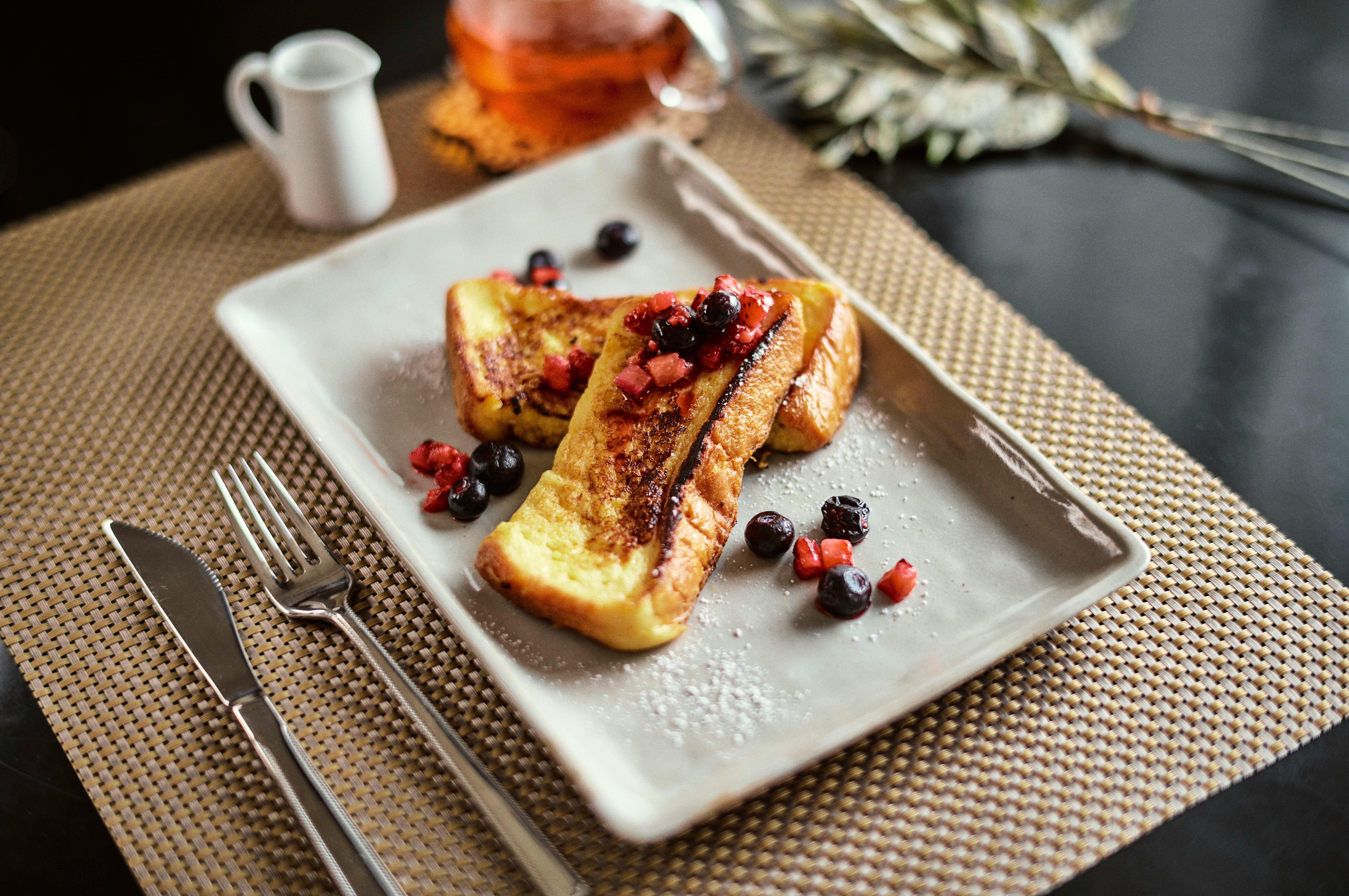 assiette de pain perdu du petit-déjeuner avec des baies et du sucre glace