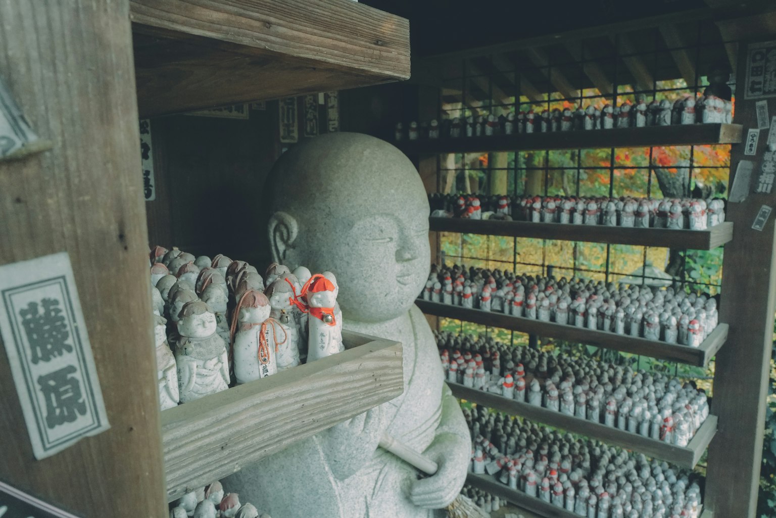 神社内部有石像和架子上的小雕像