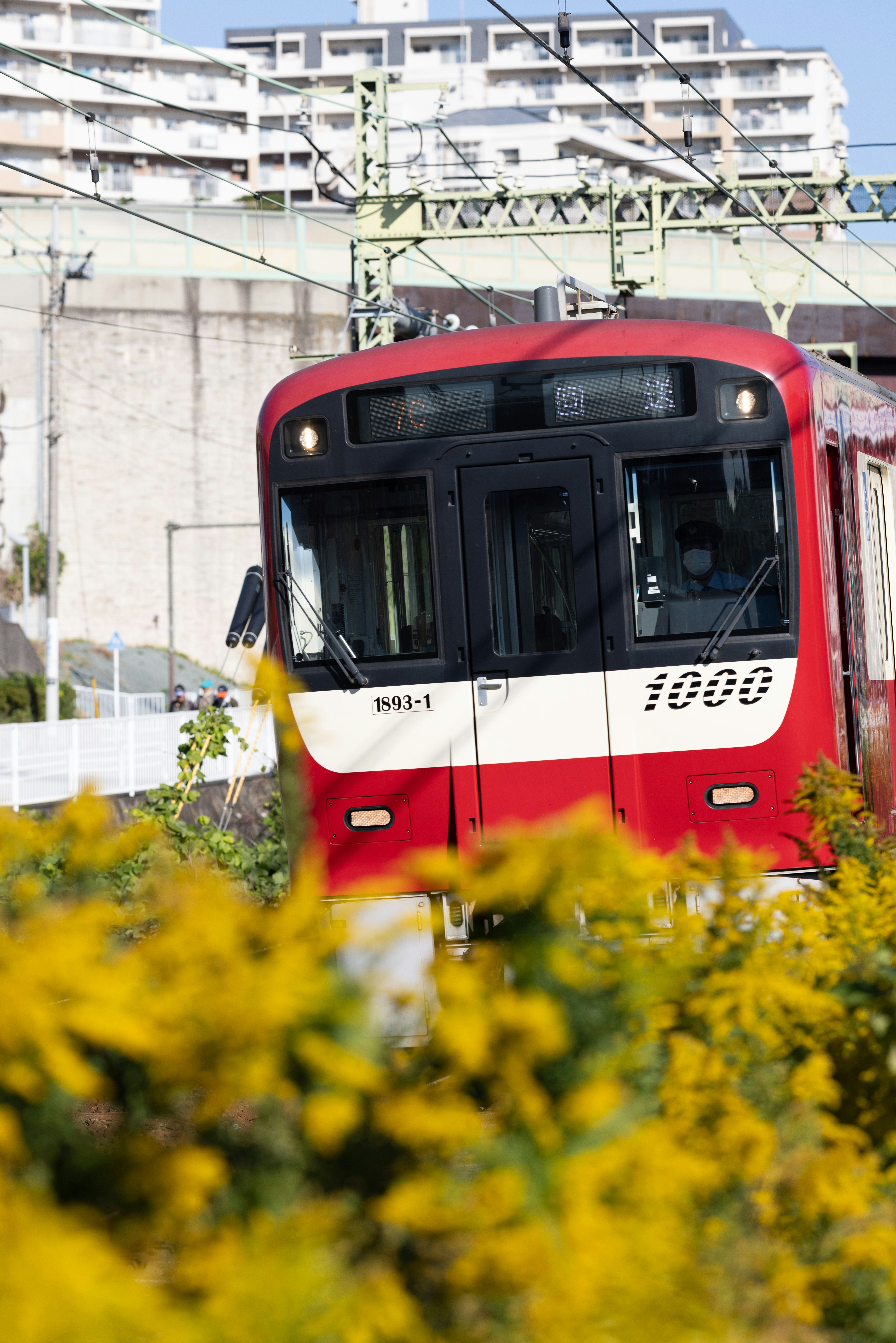 vista frontale di un treno rosso sui binari