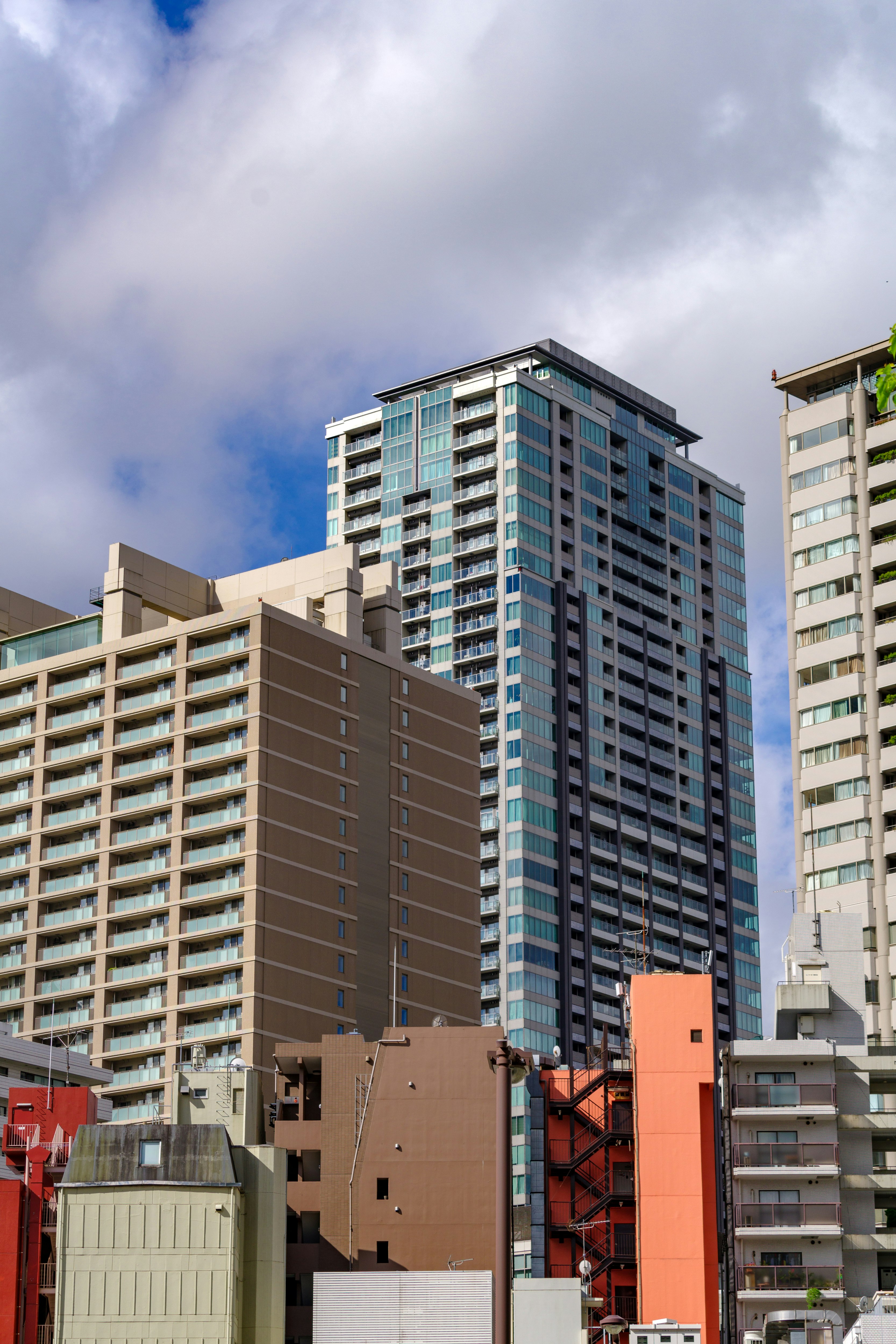高層建築與堆放的施工材料的城市角落