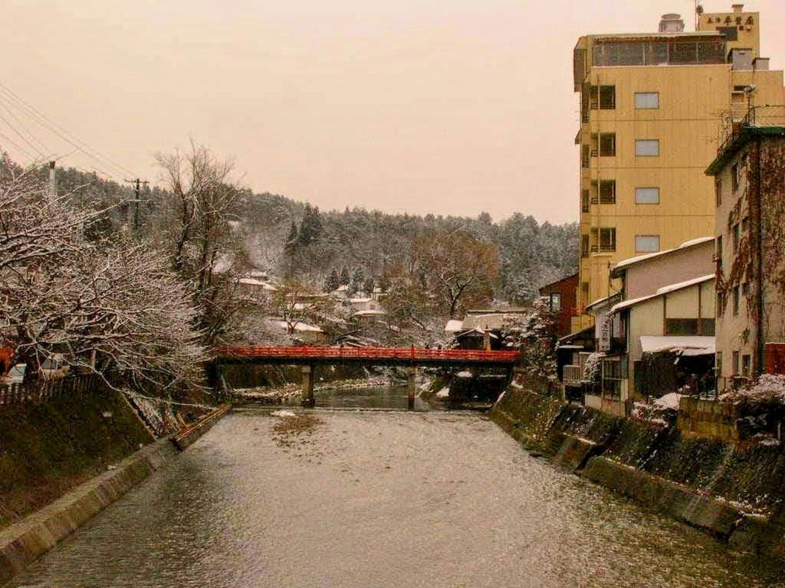 Scena di fiume e ponte coperti di neve