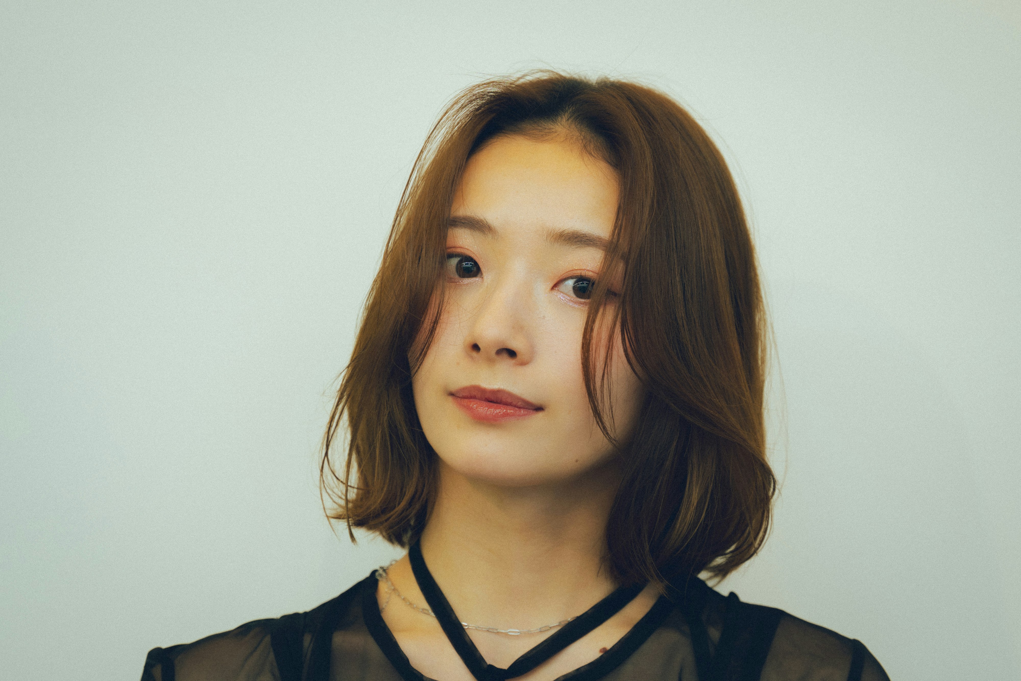 白背景の落ち着いた雰囲気の女性ポートレート