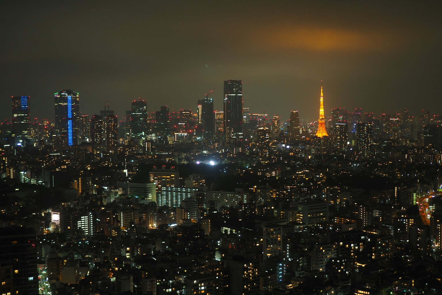 Cảnh đêm Tokyo với các tòa nhà chọc trời và tháp Tokyo phát sáng