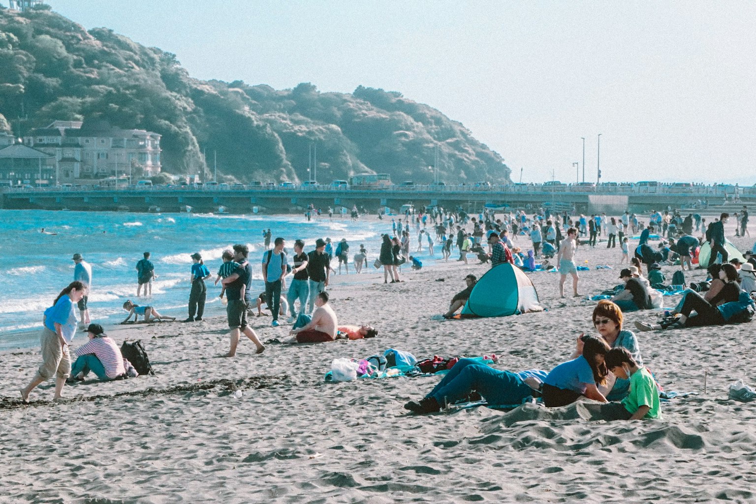 Persone che si rilassano sulla spiaggia con vista sull'oceano