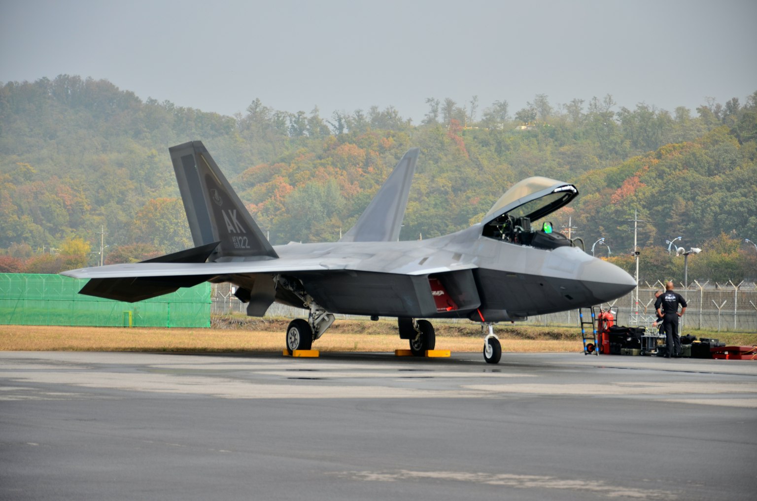 Avion de chasse F-22 garé sur la piste