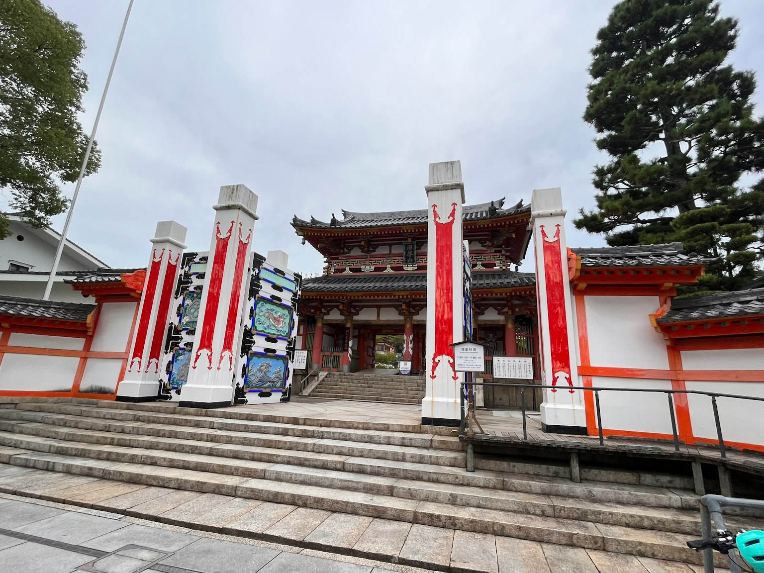 神社的入口有紅色柱子和傳統屋頂在台階上