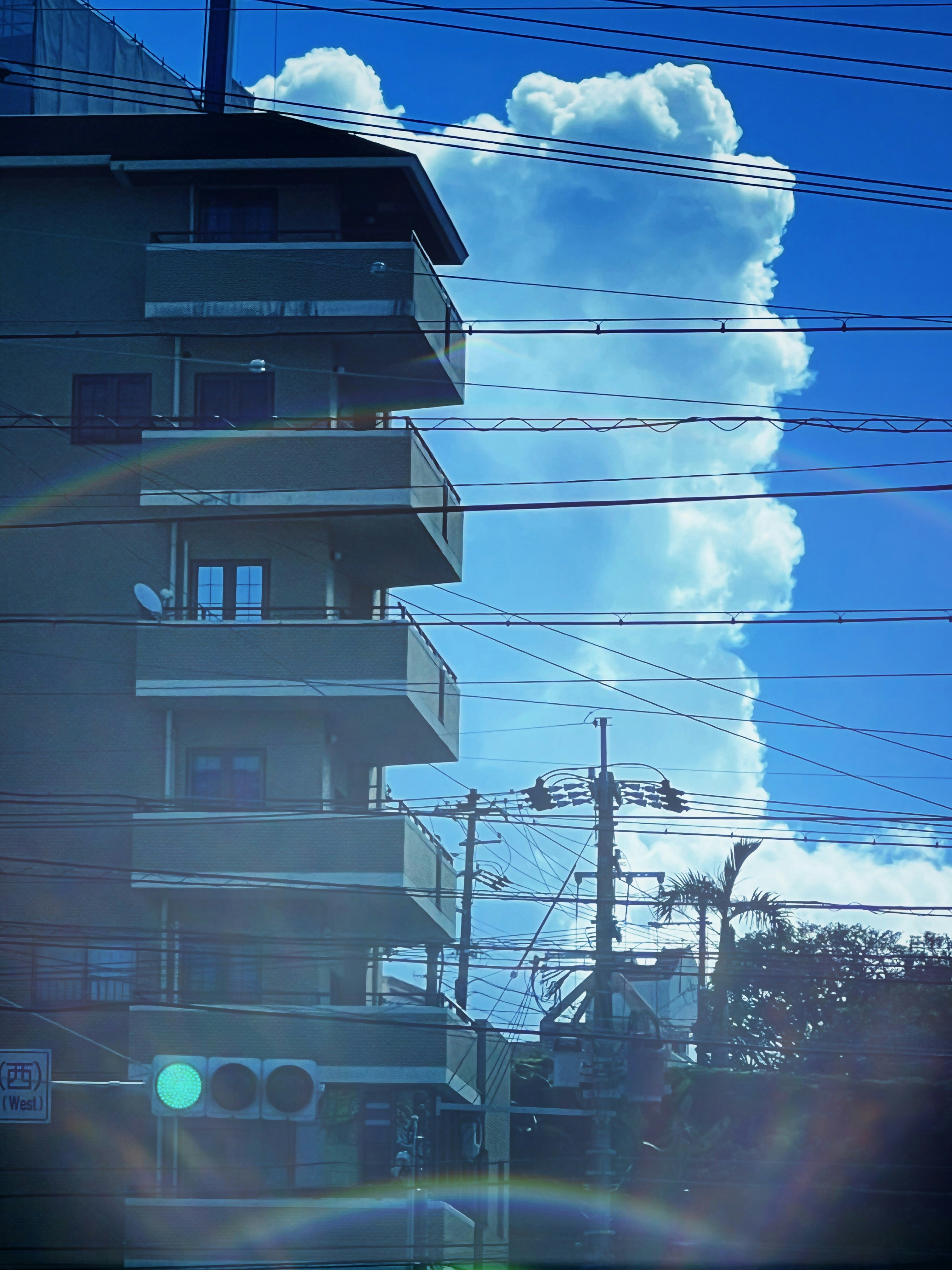 夏日藍天下電線交錯的住宅區建築